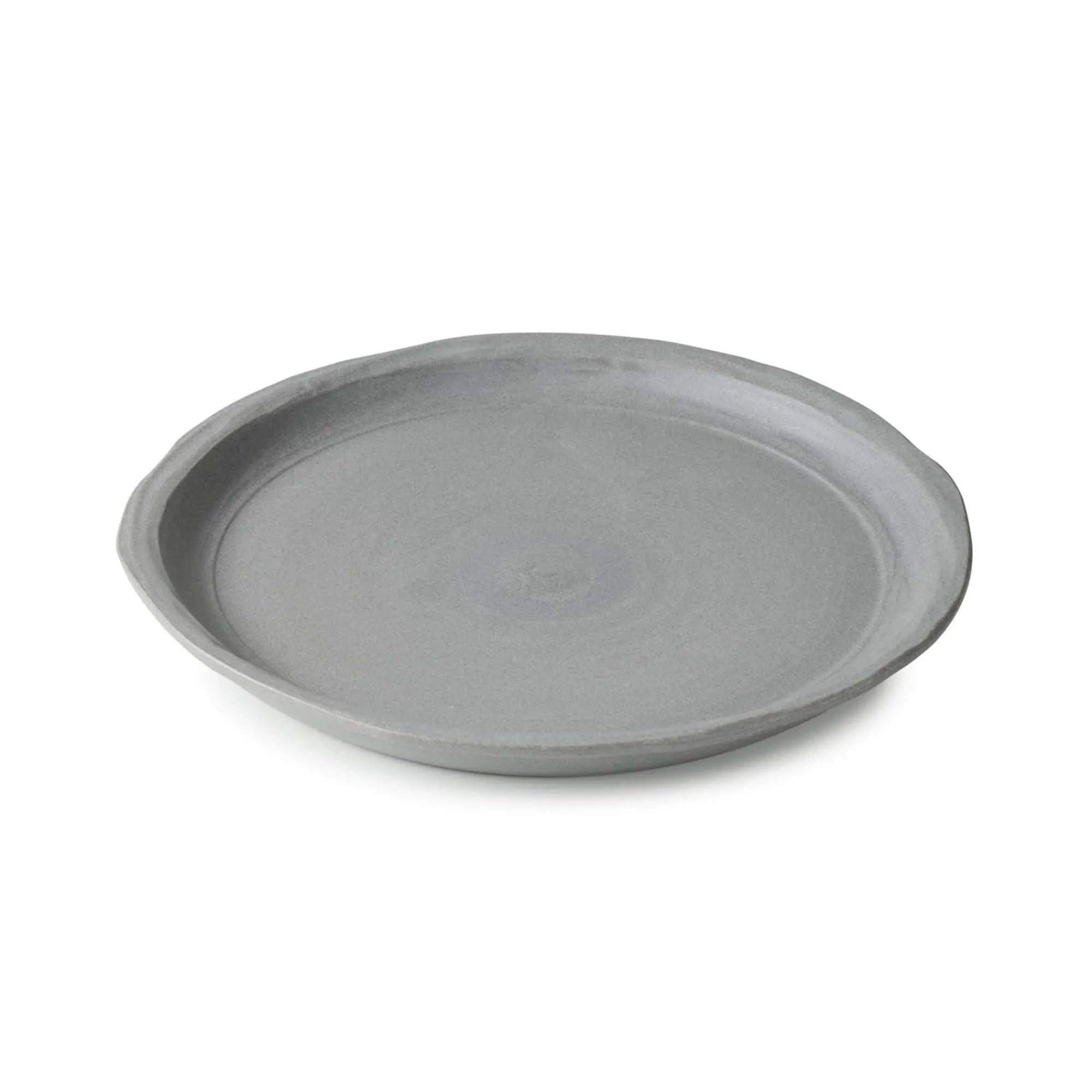 Eleganter, flacher Teller (23,5 cm) aus recyceltem Porzellan in mattem Grau. Ideal für Vorspeisen, Salate, Hauptgerichte. Nachhaltig, mikrowellen- und spülmaschinengeeignet.