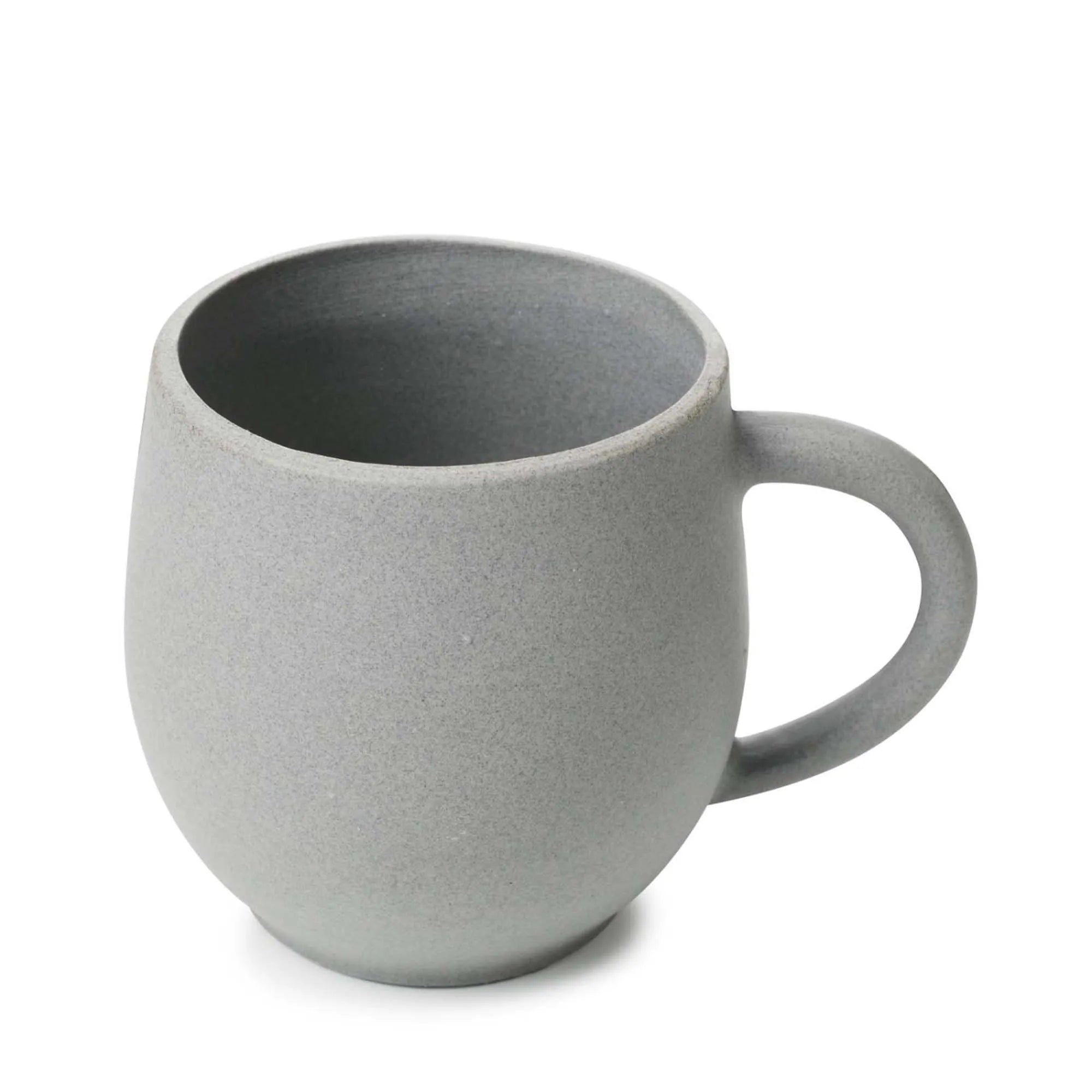 Die No.W Mug von Revol: stilvolles, rohes Grau, 33cl, recyceltes Porzellan, spülmaschinenfest, ergonomisch, nachhaltig.