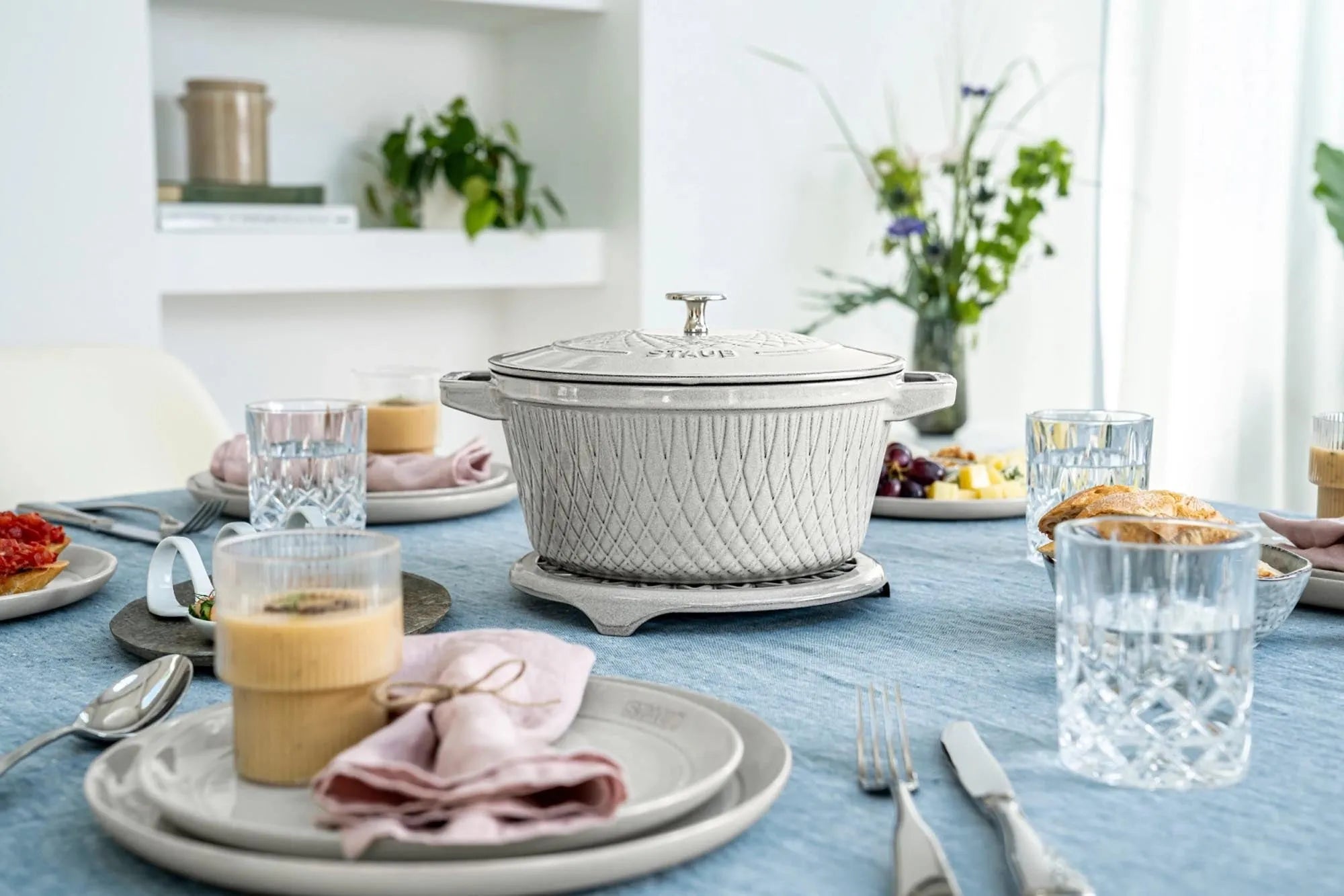 Staub Twisted Cocotte 2.29l: Perfekte Symbiose aus Stil und Funktion.