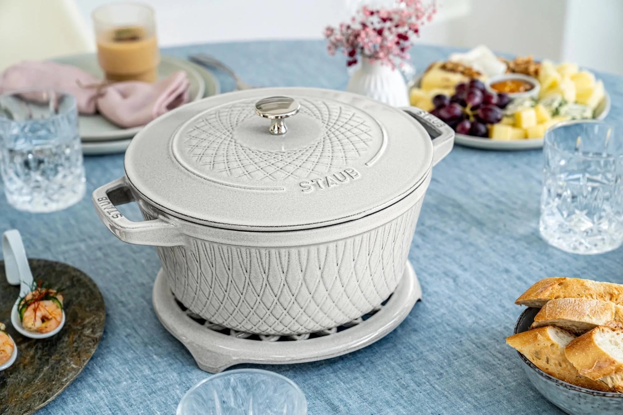 Elegante Staub Cocotte: 2.29l für kreative Kochabenteuer.