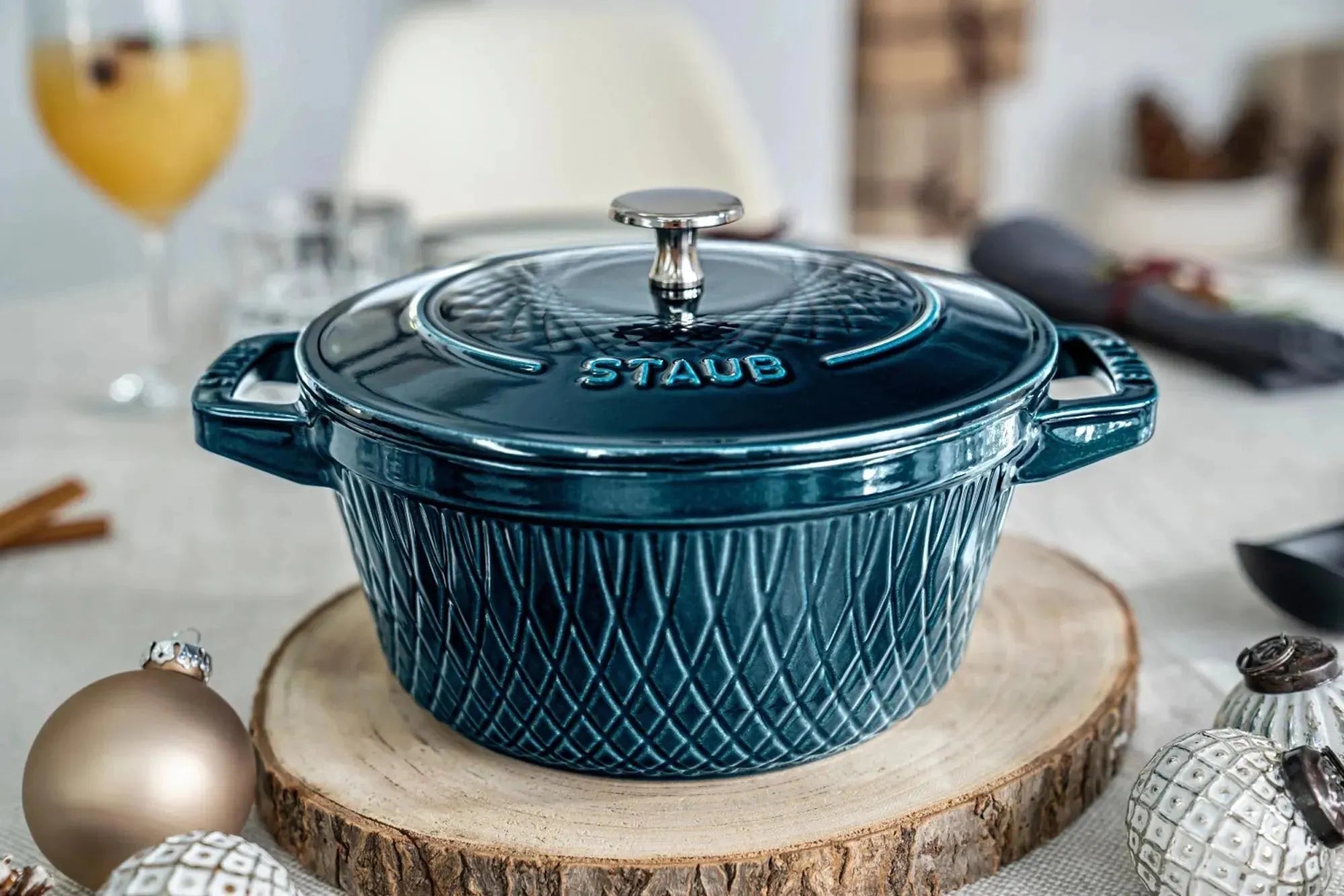 Staub Twisted Cocotte 2.29l: Innovatives Design für kulinarische Meisterwerke.