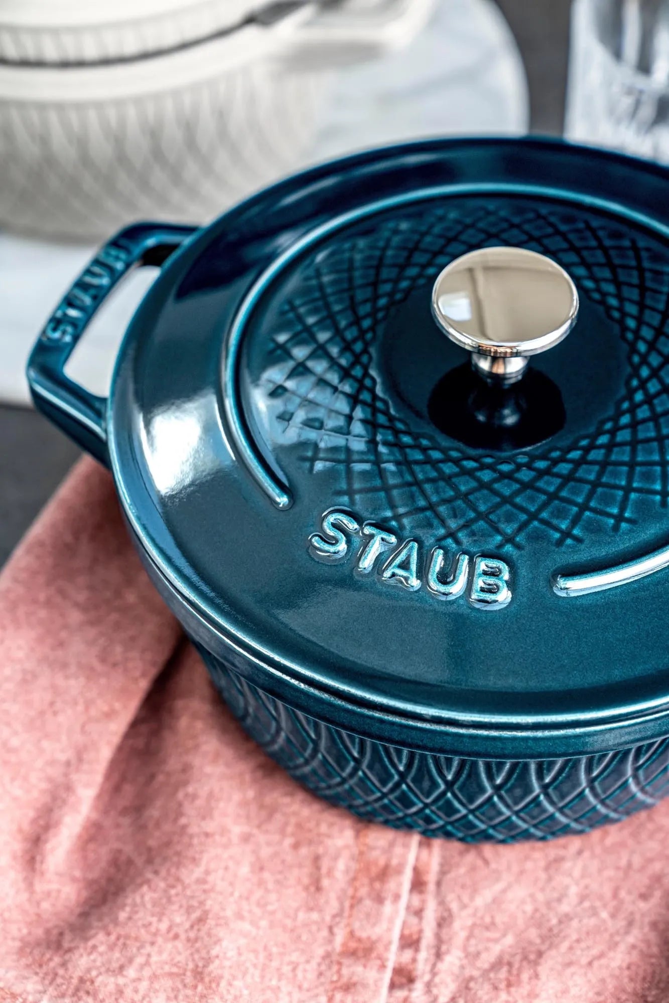 Staub Twisted Cocotte 2.29l: Perfekt für kreative Kochabenteuer.