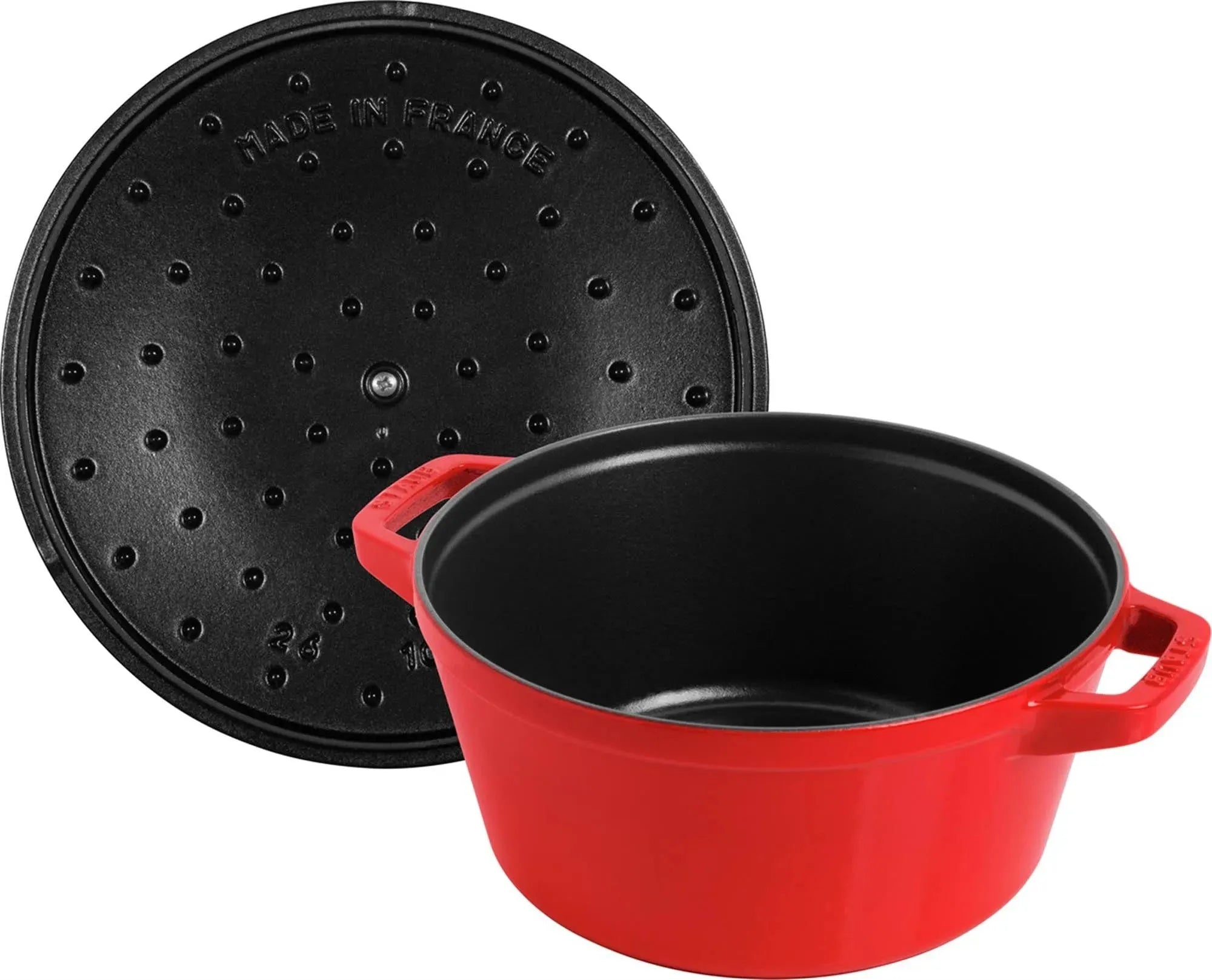 Die Staub Cocotte 3tlg. (24 cm) aus Gusseisen bietet exzellente Wärmespeicherung, ist stapelbar und ideal für Eintöpfe und Brot.