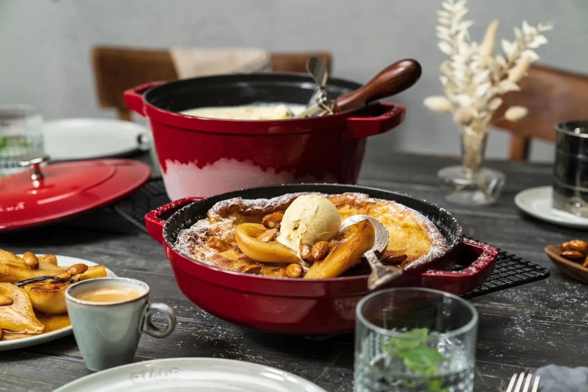 Staub Cocotte 24 cm, Kirsch-Rot: Stapelbar für kreative Kochkunst.