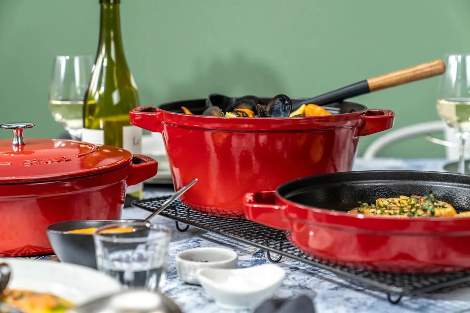 Staub Cocotte 24 cm, Kirsch-Rot: Perfekt für platzsparendes Kochen.