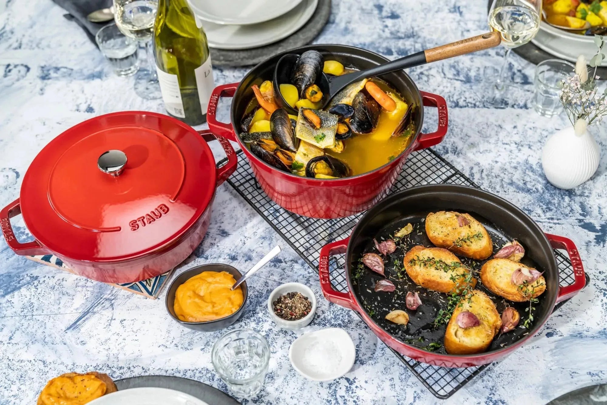 Staub Cocotte 24 cm, Kirsch-Rot: Ideal für kompaktes Kochvergnügen.