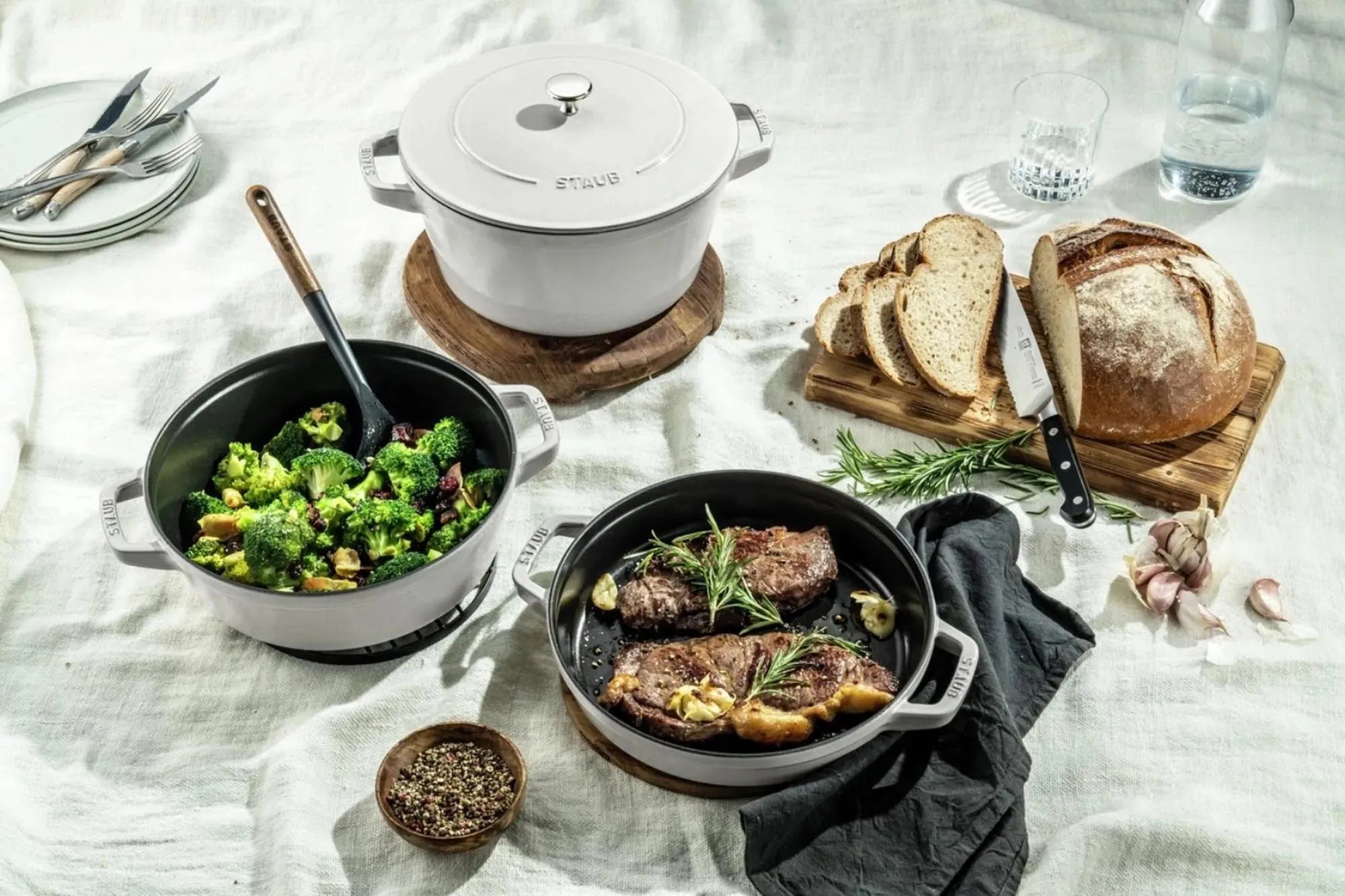 Staub Cocotte 24 cm, 4-teilig, Weißer Trüffel, stapelbar, elegant.