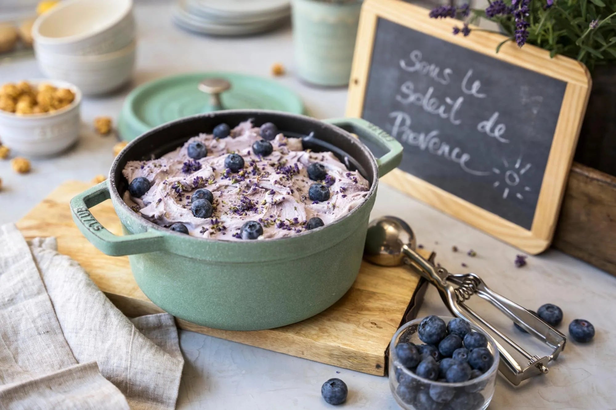 Staub Cocotte 2.6l: Ideal für aromatische Eintöpfe und Suppen.