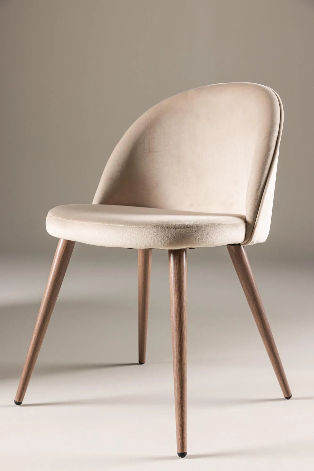 Velvet Esszimmerstuhl in Beige präsentiert im Onlineshop von KAQTU Design AG. Schalenstuhl ist von Venture Home