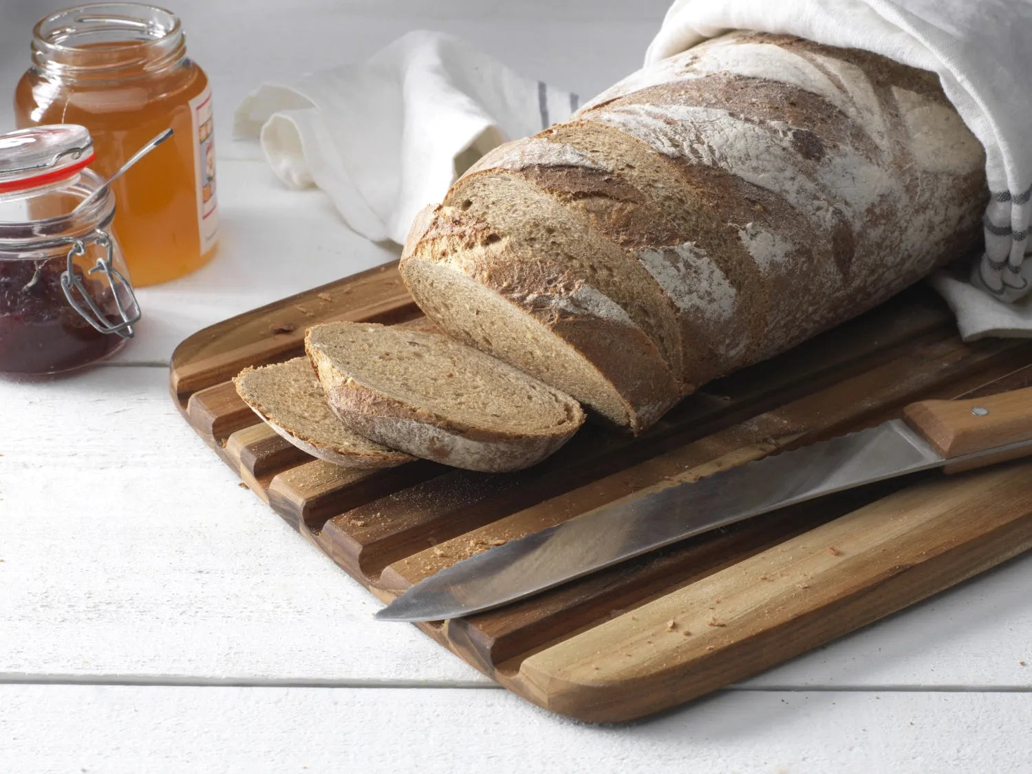 Robustes Teak Brotbrett, 40.5x28 cm, für vielseitige Küchennutzung.