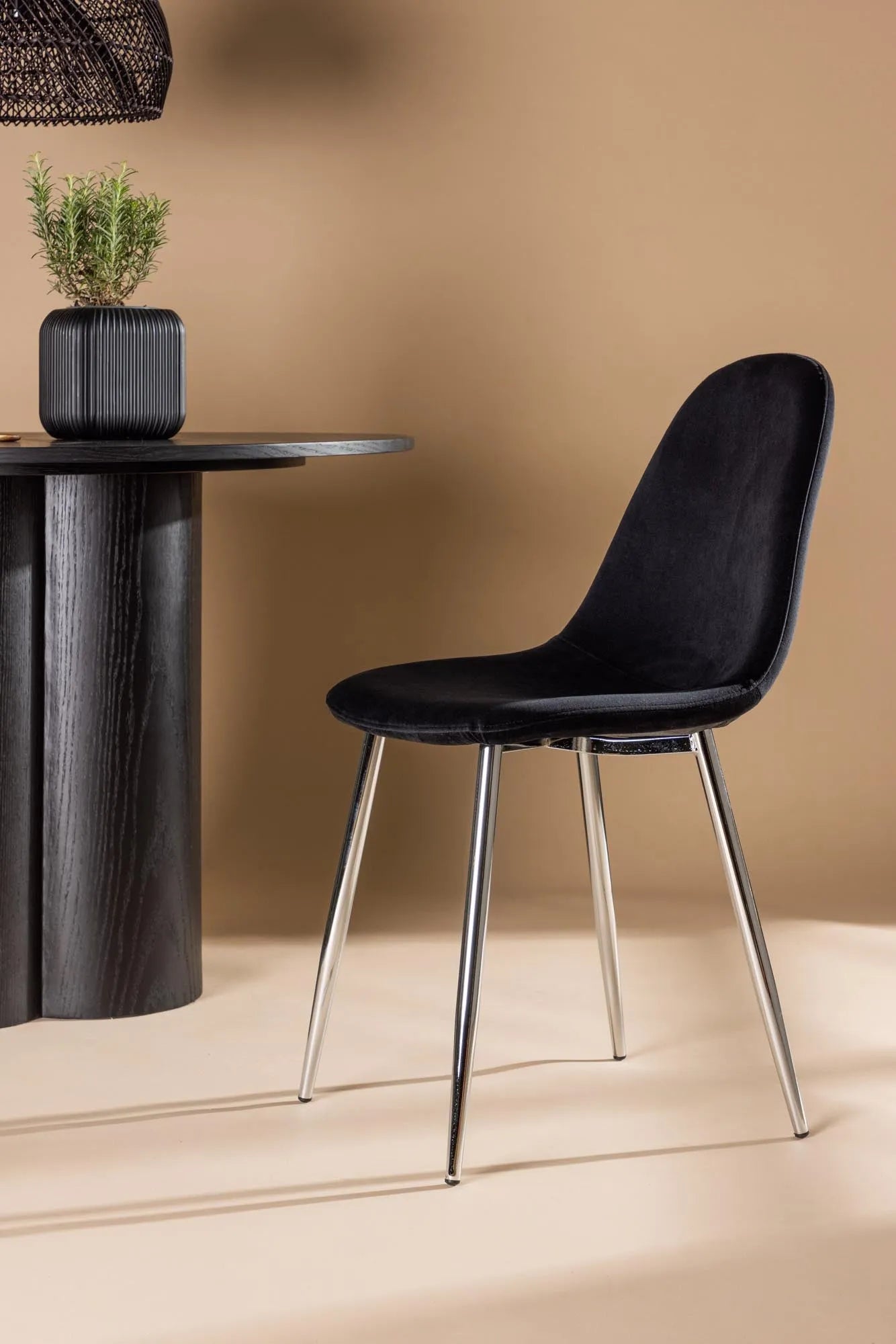 Polar Stuhl in Beige/Schwarz präsentiert im Onlineshop von KAQTU Design AG. Stuhl ist von Venture Home