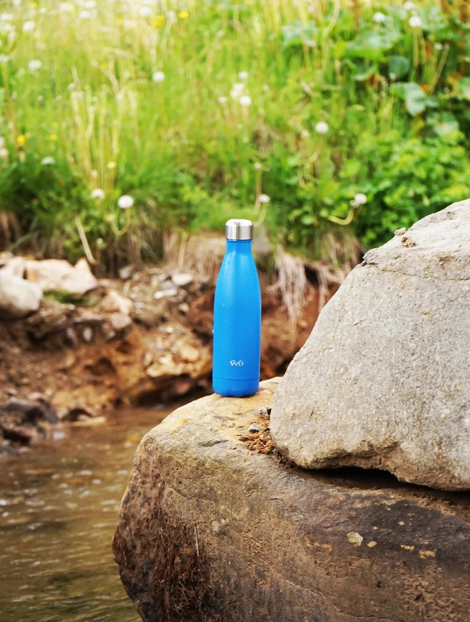 Stylische 500ml Isolierflasche in Blau – hält Getränke stundenlang warm.