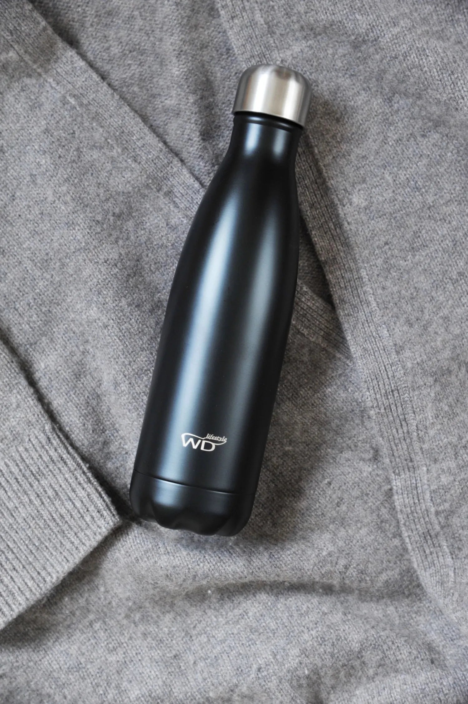 Elegante 500ml Thermosflasche, schwarz, hält Getränke stundenlang warm.