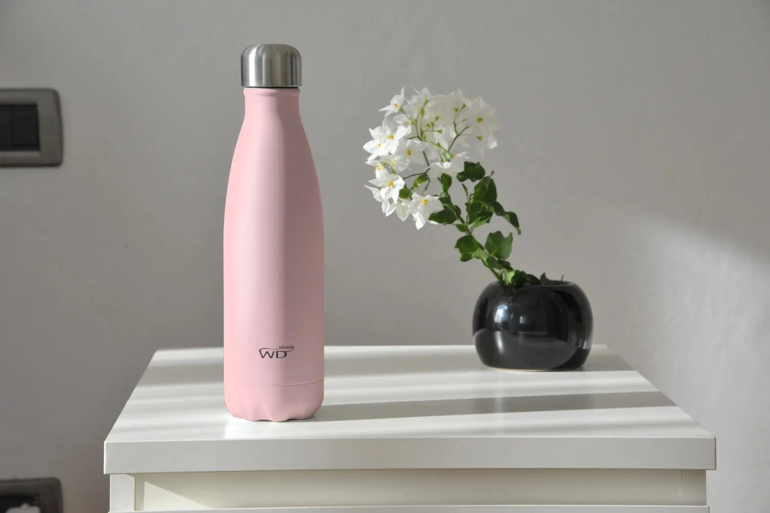 Stylische 500ml Isolierflasche in Hellrosa, doppelwandig von Easy Life.