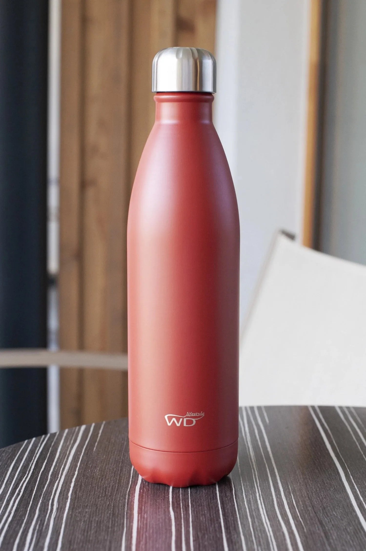 Stilvolle 750ml Thermosflasche in Ocker von Easy Life, doppelwandig.