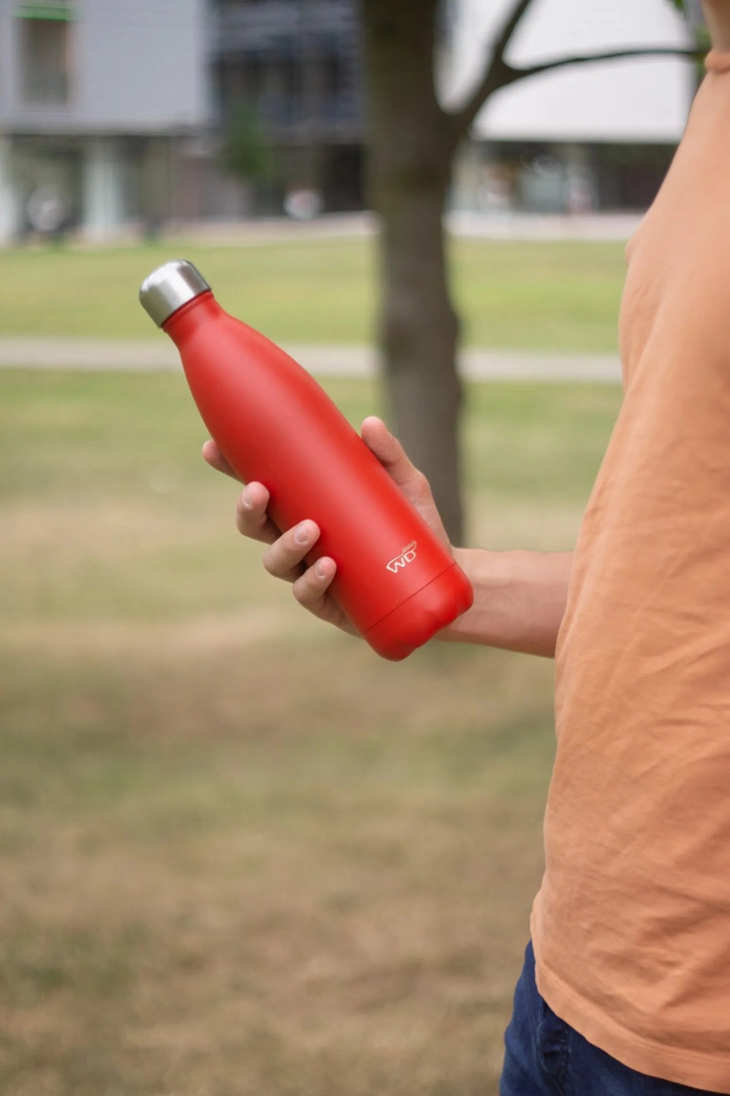 Doppelwandige 750ml Isolierflasche in Rot von Easy Life für heiße Tage.