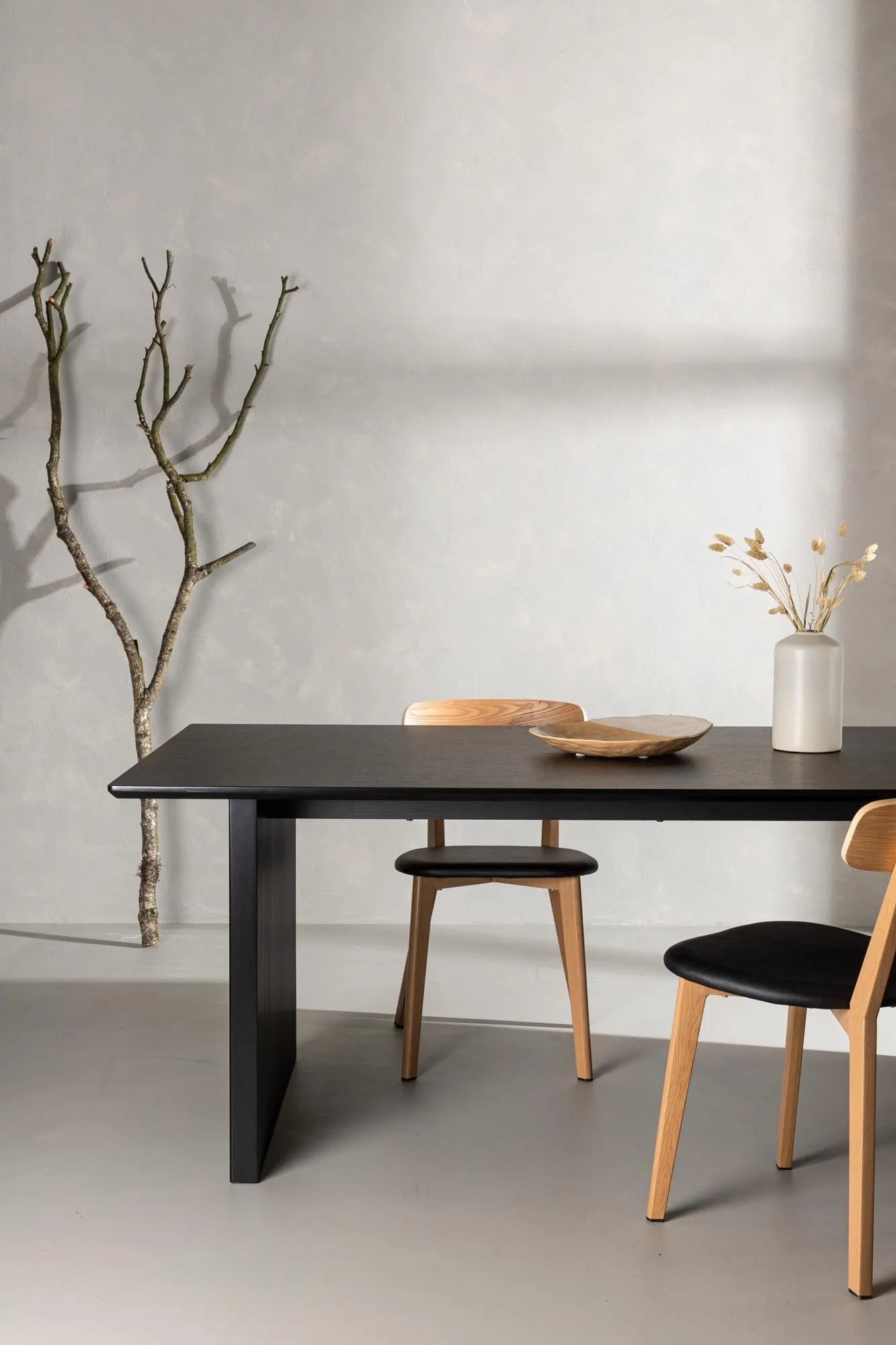 Vail Esstisch in Schwarz präsentiert im Onlineshop von KAQTU Design AG. Esstisch ist von Venture Home