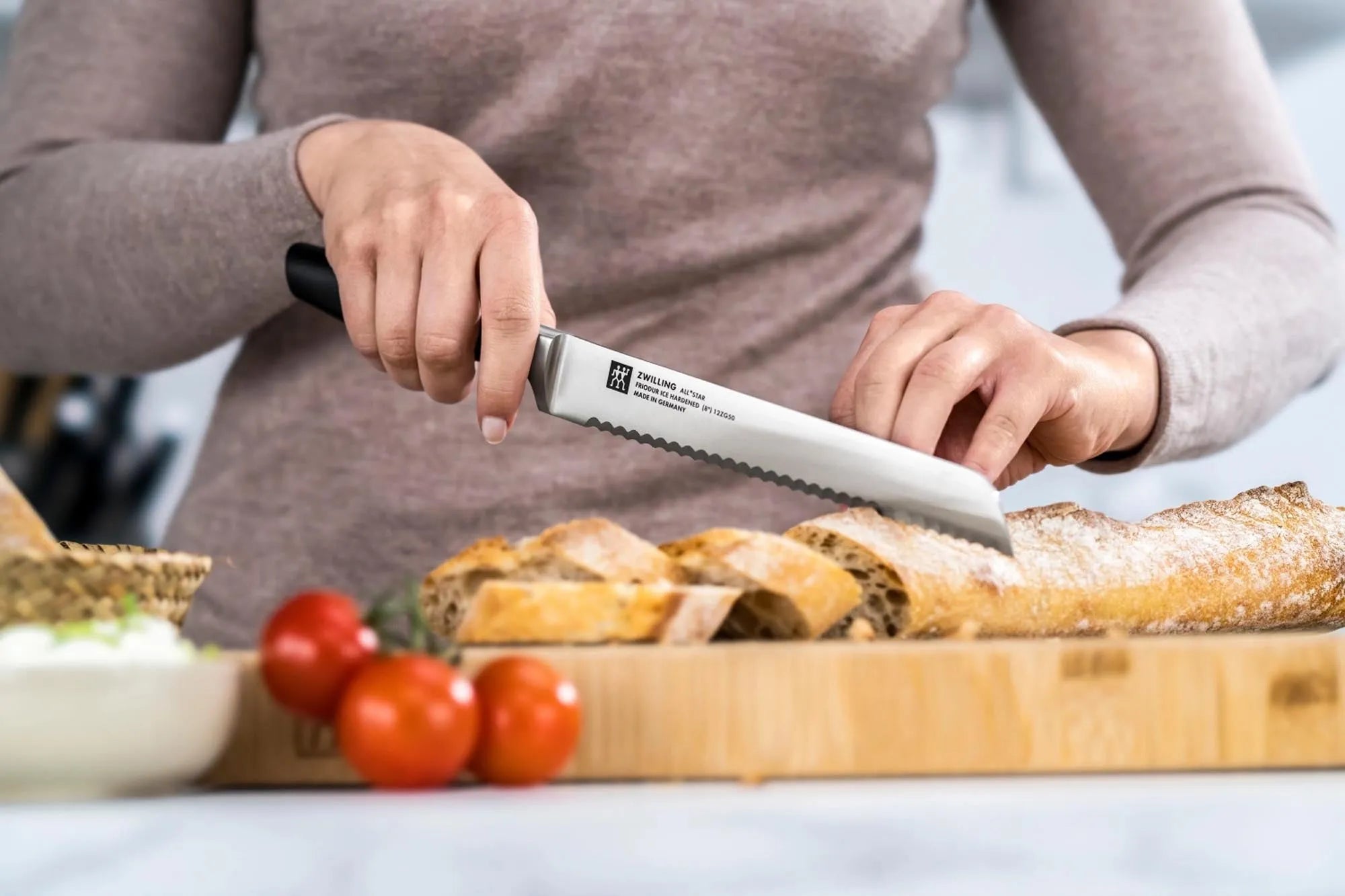 All Star Brotmesser 200 in Schwarz präsentiert im Onlineshop von KAQTU Design AG. Küchenmesser ist von Zwilling