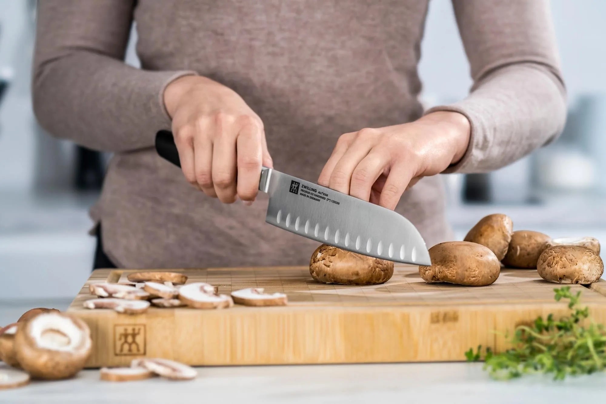 All Star Santoku m. Kullen 180 in Schwarz präsentiert im Onlineshop von KAQTU Design AG. Küchenmesser ist von Zwilling