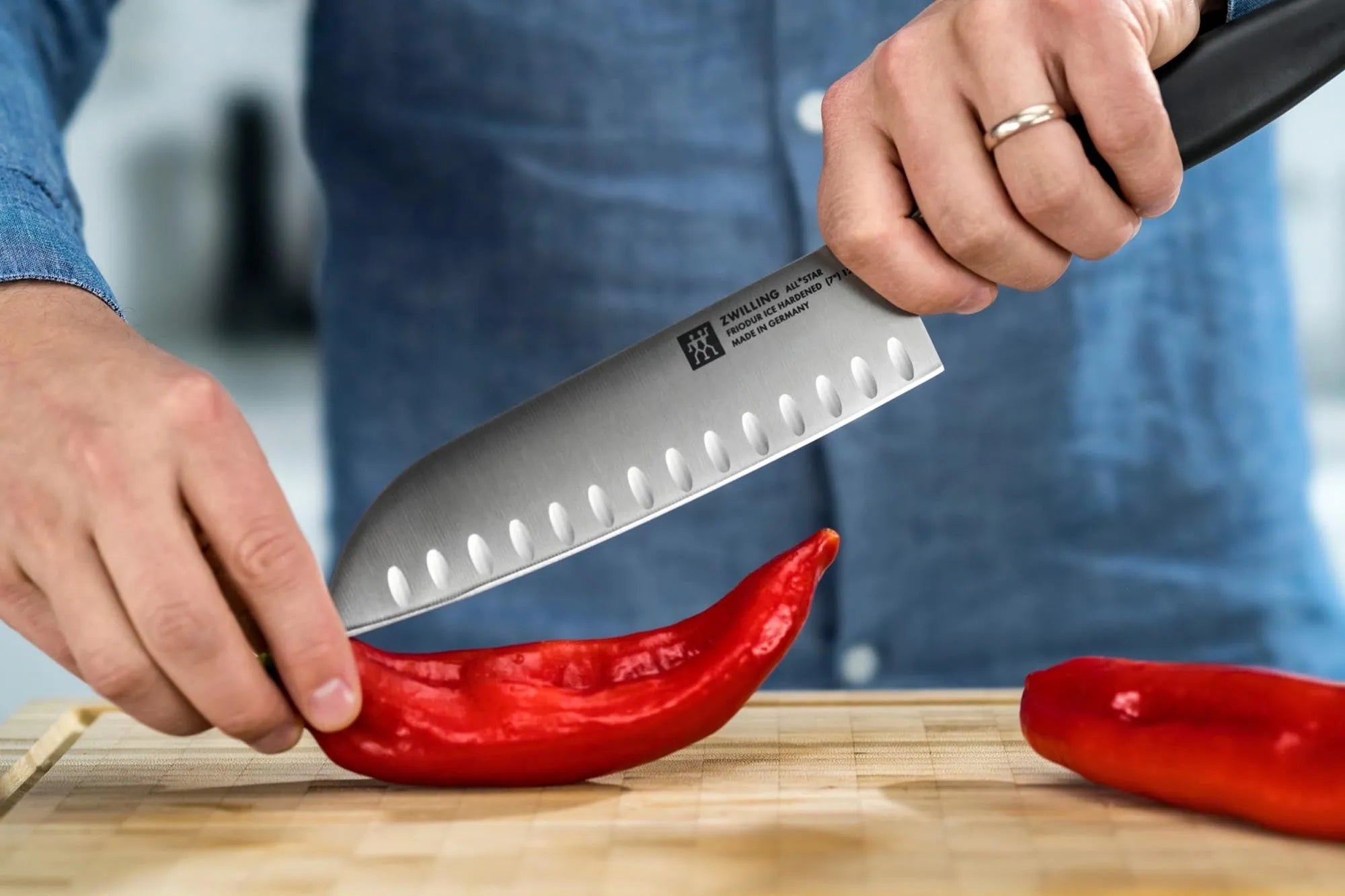 All Star Santoku m. Kullen 180 in Schwarz präsentiert im Onlineshop von KAQTU Design AG. Küchenmesser ist von Zwilling