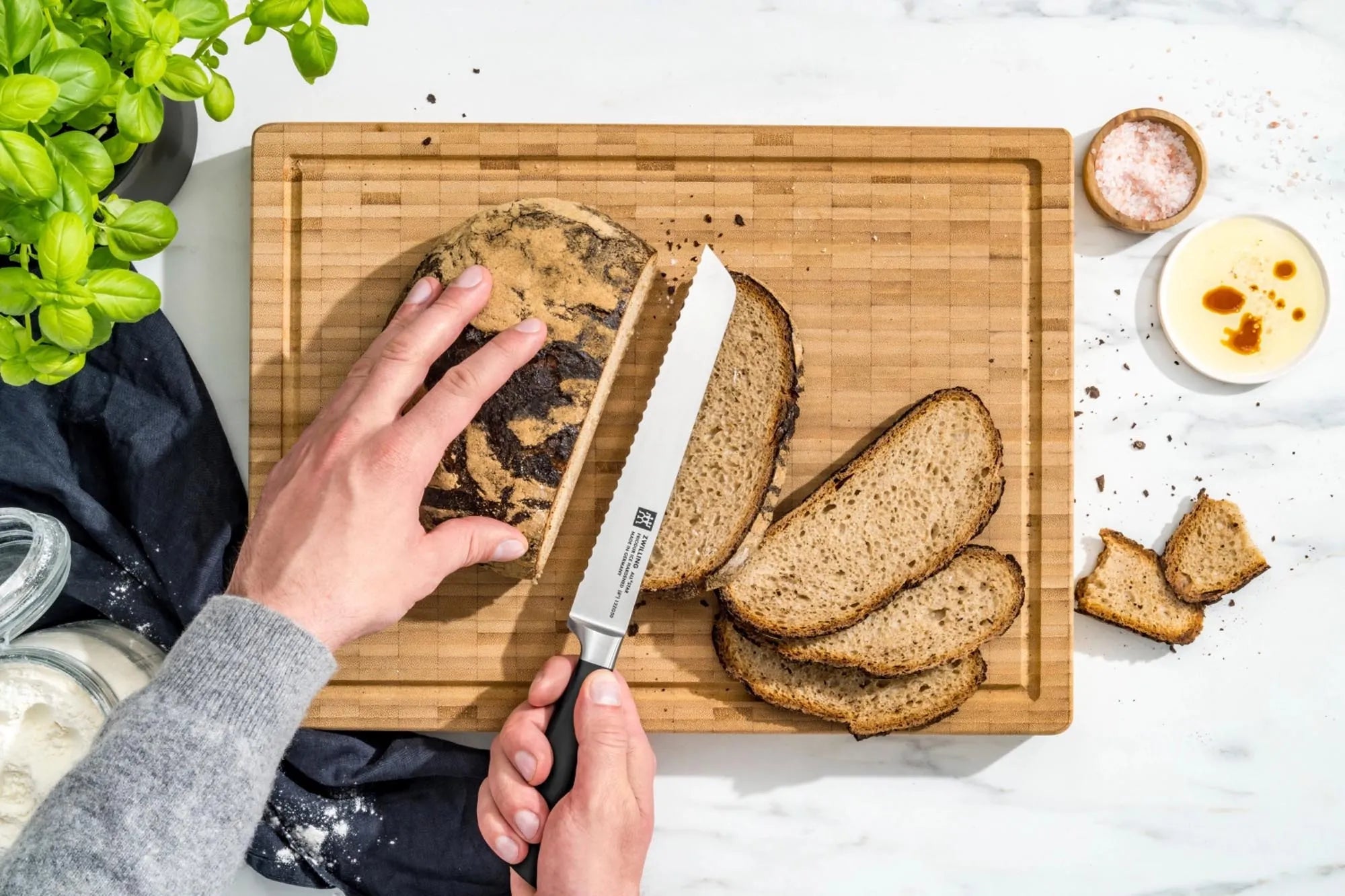 All Star Brotmesser 200 in Weiss präsentiert im Onlineshop von KAQTU Design AG. Küchenmesser ist von Zwilling