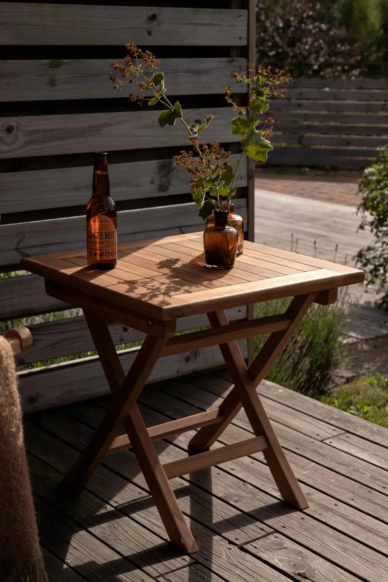 Der elegante Kenya Beistelltisch aus Teakholz von Venture Home ist ideal für Ihre Outdoor-Oase. Langlebig, stilvoll und vielseitig einsetzbar.