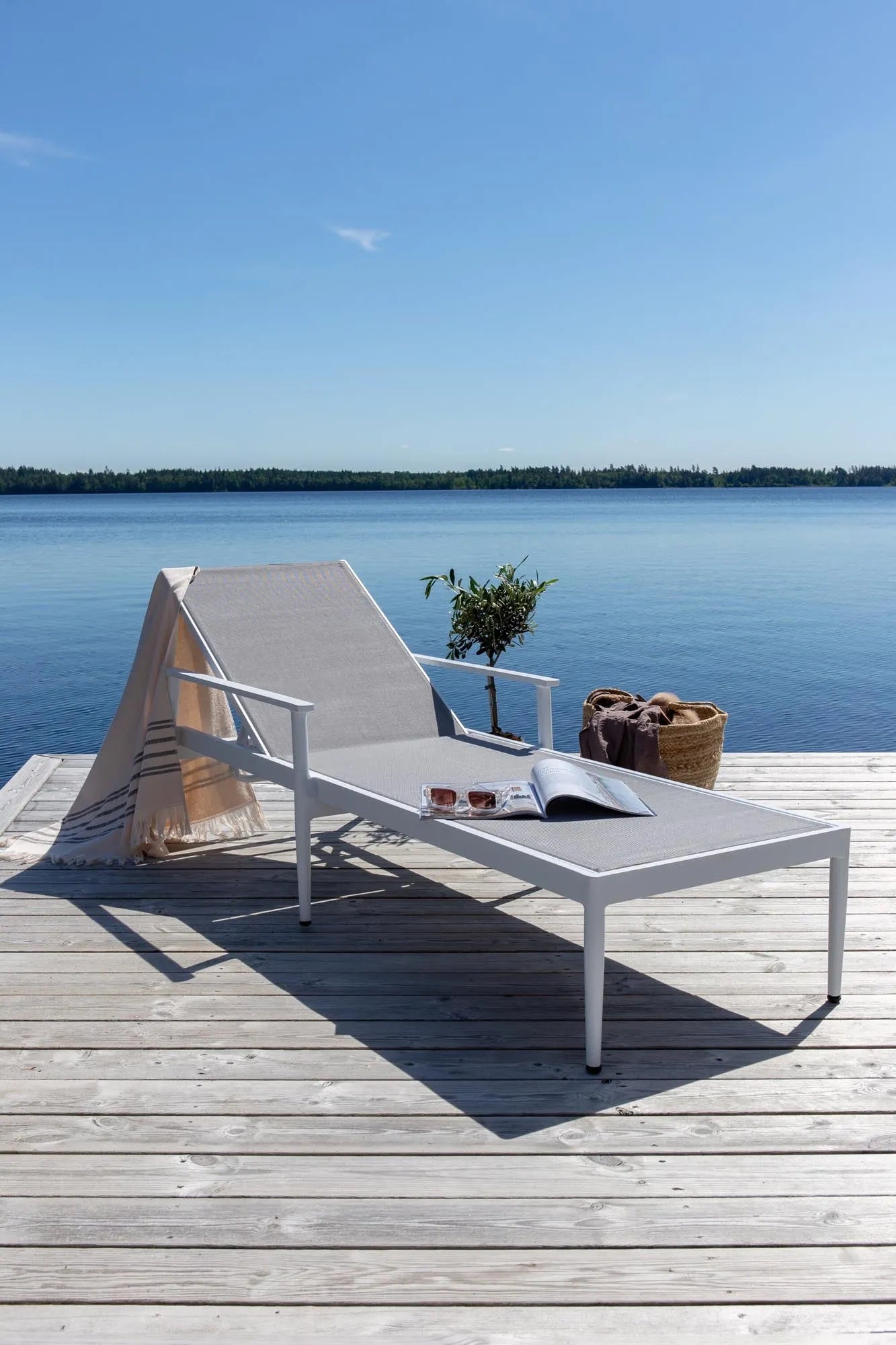 Break Sonnenliege in Weiss präsentiert im Onlineshop von KAQTU Design AG. Liegestuhl ist von Venture Home