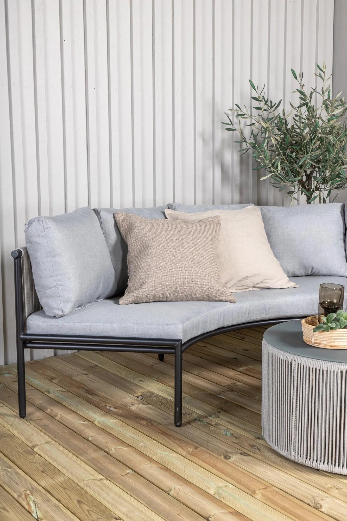 Elegantes Virya Ecksofa: Perfekte Ergänzung für Ihren Garten.