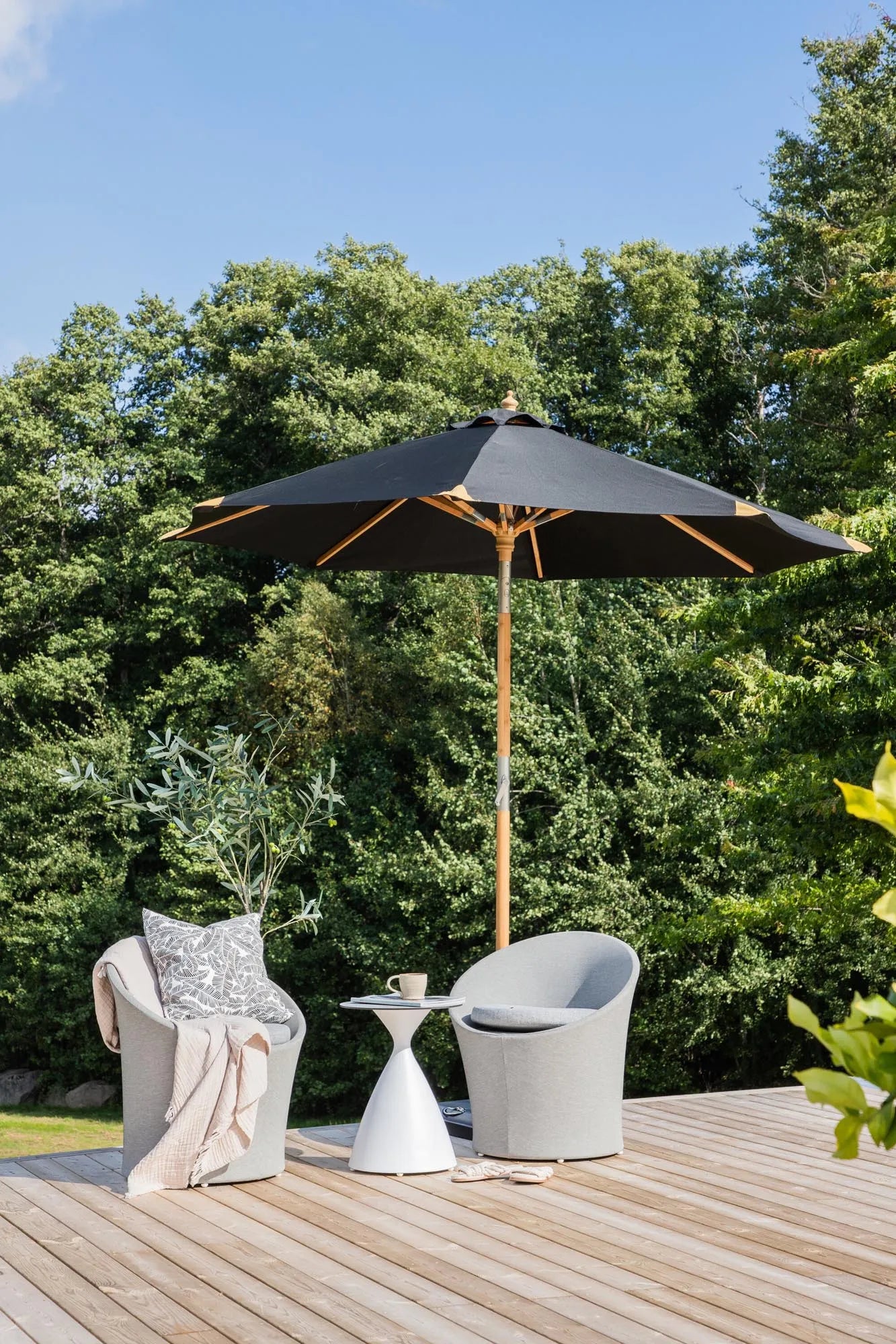 Moderner Cerox Sonnenschirm: UV-Schutz, wasserabweisend, stabil, ideal für Terrasse & Garten.