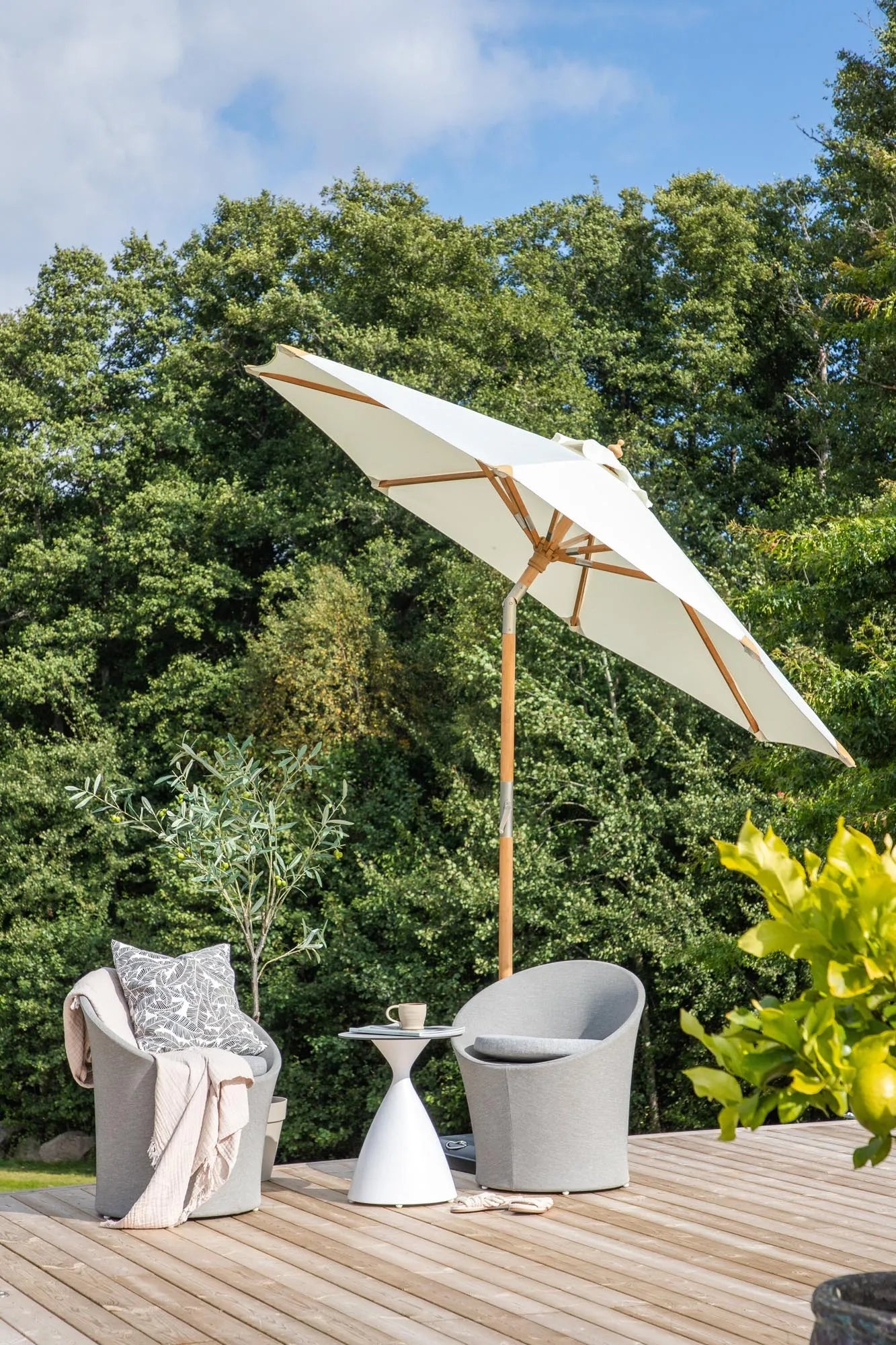 Cerox Sonnenschirm in Weiss präsentiert im Onlineshop von KAQTU Design AG. Sonnenschirm ist von Venture Home