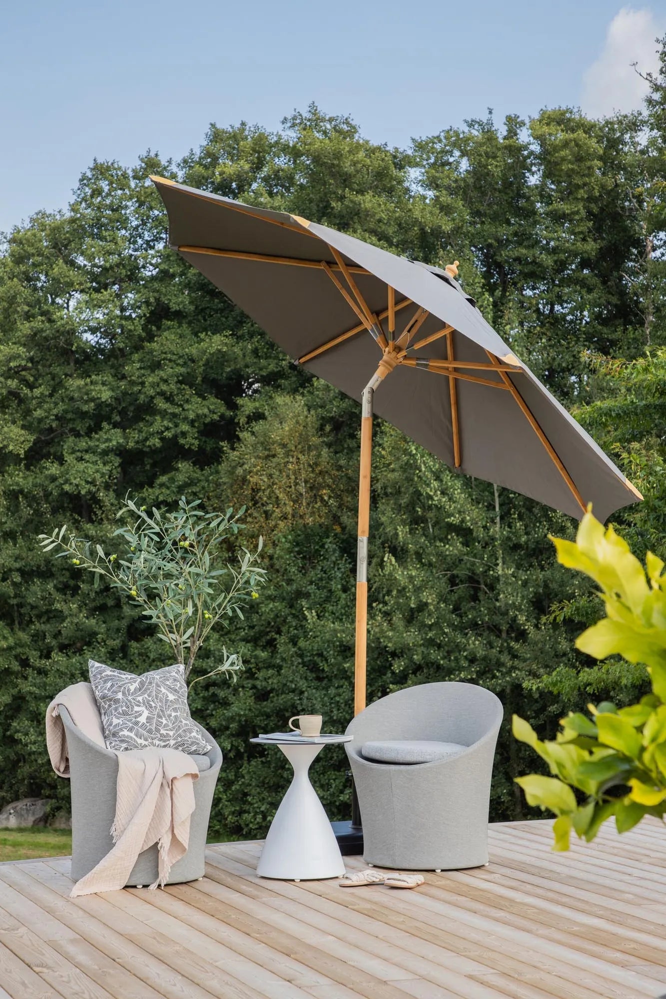 Cerox Sonnenschirm in Grau präsentiert im Onlineshop von KAQTU Design AG. Sonnenschirm ist von Venture Home