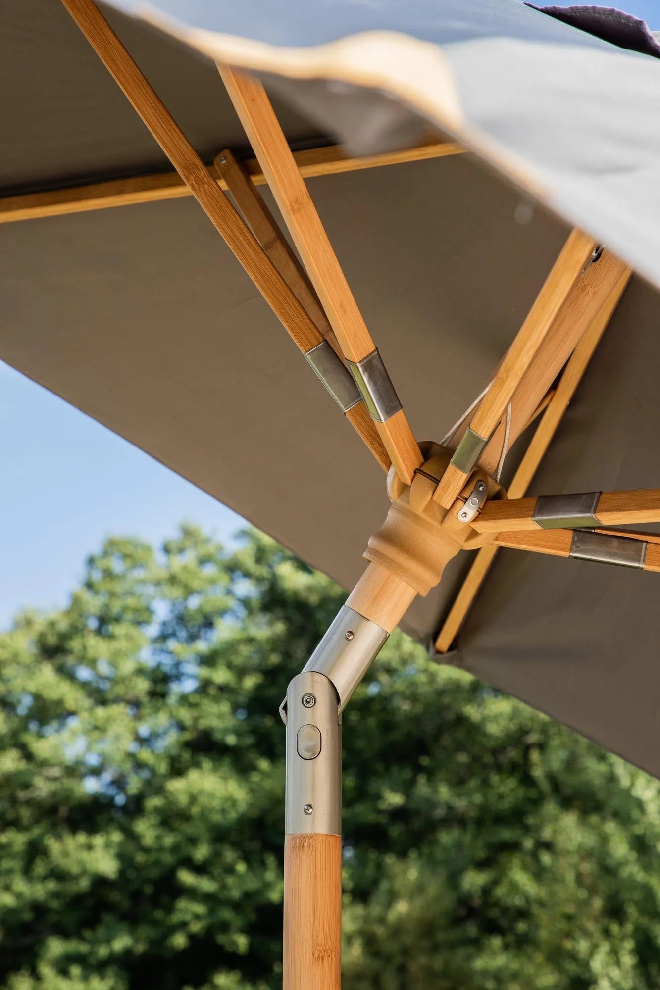 Cerox Sonnenschirm in Grau präsentiert im Onlineshop von KAQTU Design AG. Sonnenschirm ist von Venture Home