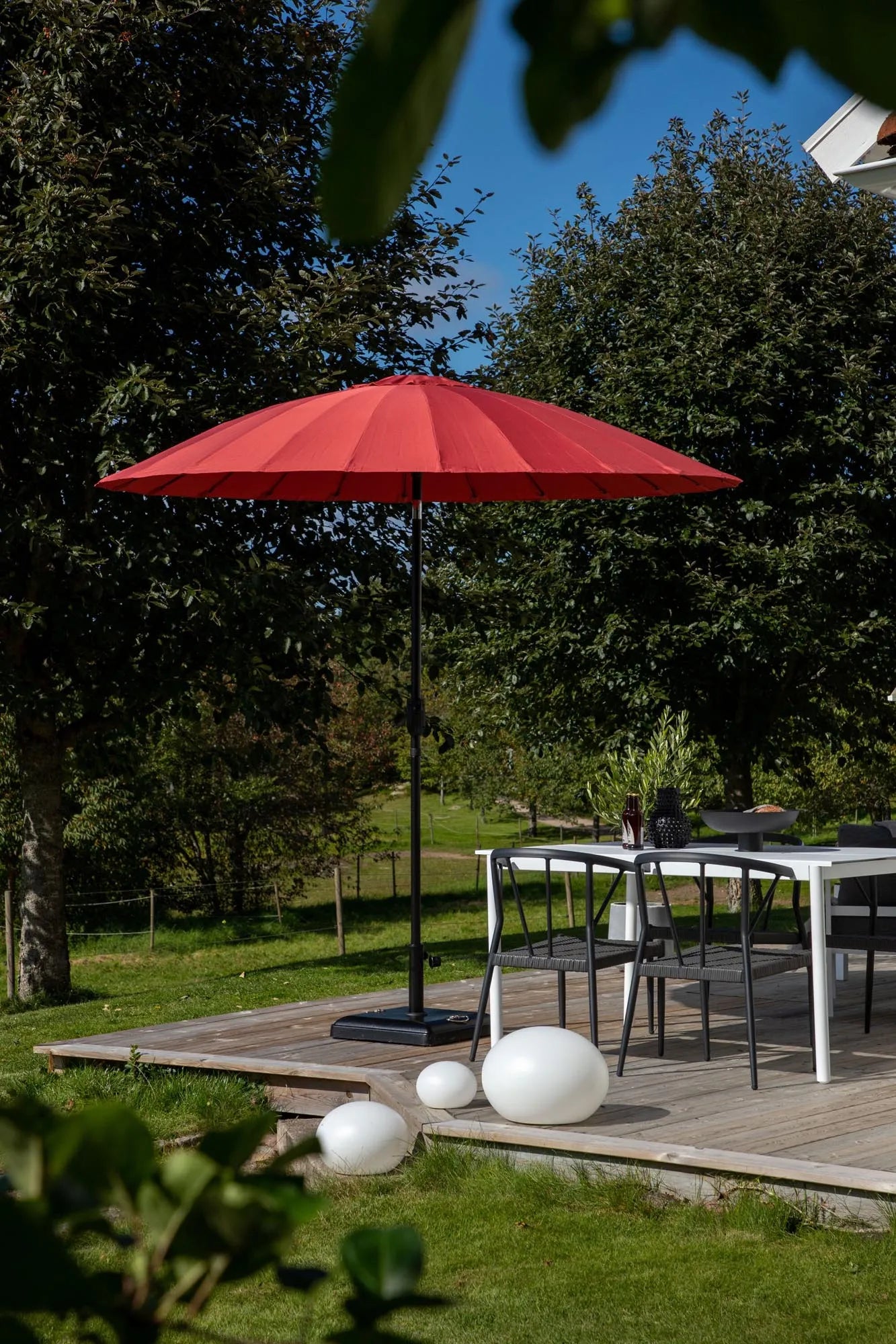 Palmetto Sonnenschirm in Rot präsentiert im Onlineshop von KAQTU Design AG. Sonnenschirm ist von Venture Home