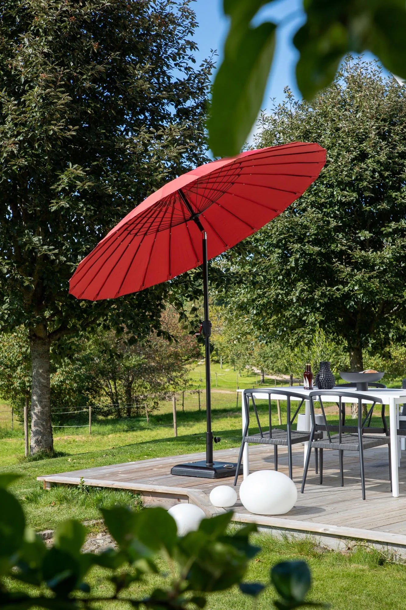 Palmetto Sonnenschirm in Rot präsentiert im Onlineshop von KAQTU Design AG. Sonnenschirm ist von Venture Home