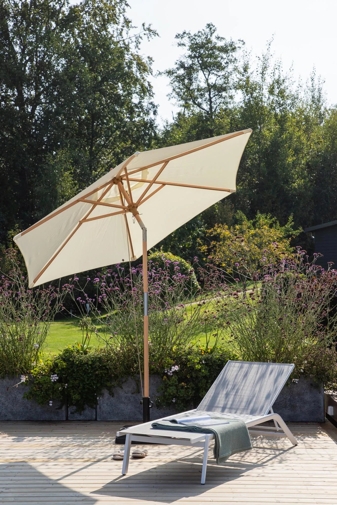 Corypho Sonnenschirm in Weiss präsentiert im Onlineshop von KAQTU Design AG. Sonnenschirm ist von Venture Home