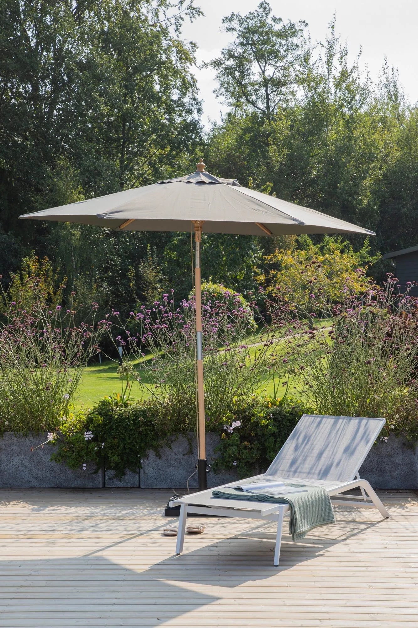 Corypho Sonnenschirm in Grau präsentiert im Onlineshop von KAQTU Design AG. Sonnenschirm ist von Venture Home