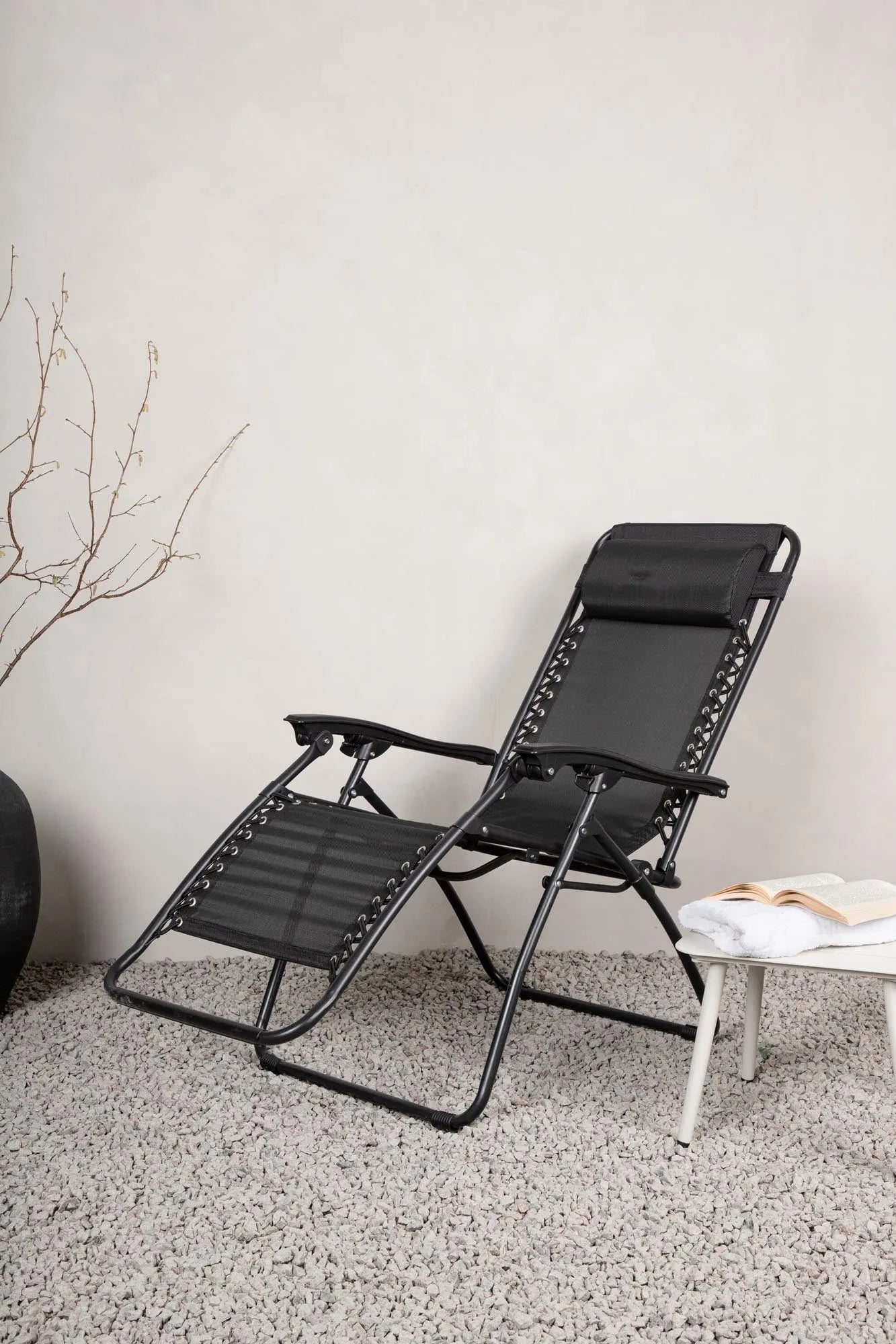 Melker Sun Lounge in Schwarz präsentiert im Onlineshop von KAQTU Design AG. Liegestuhl ist von Venture Home