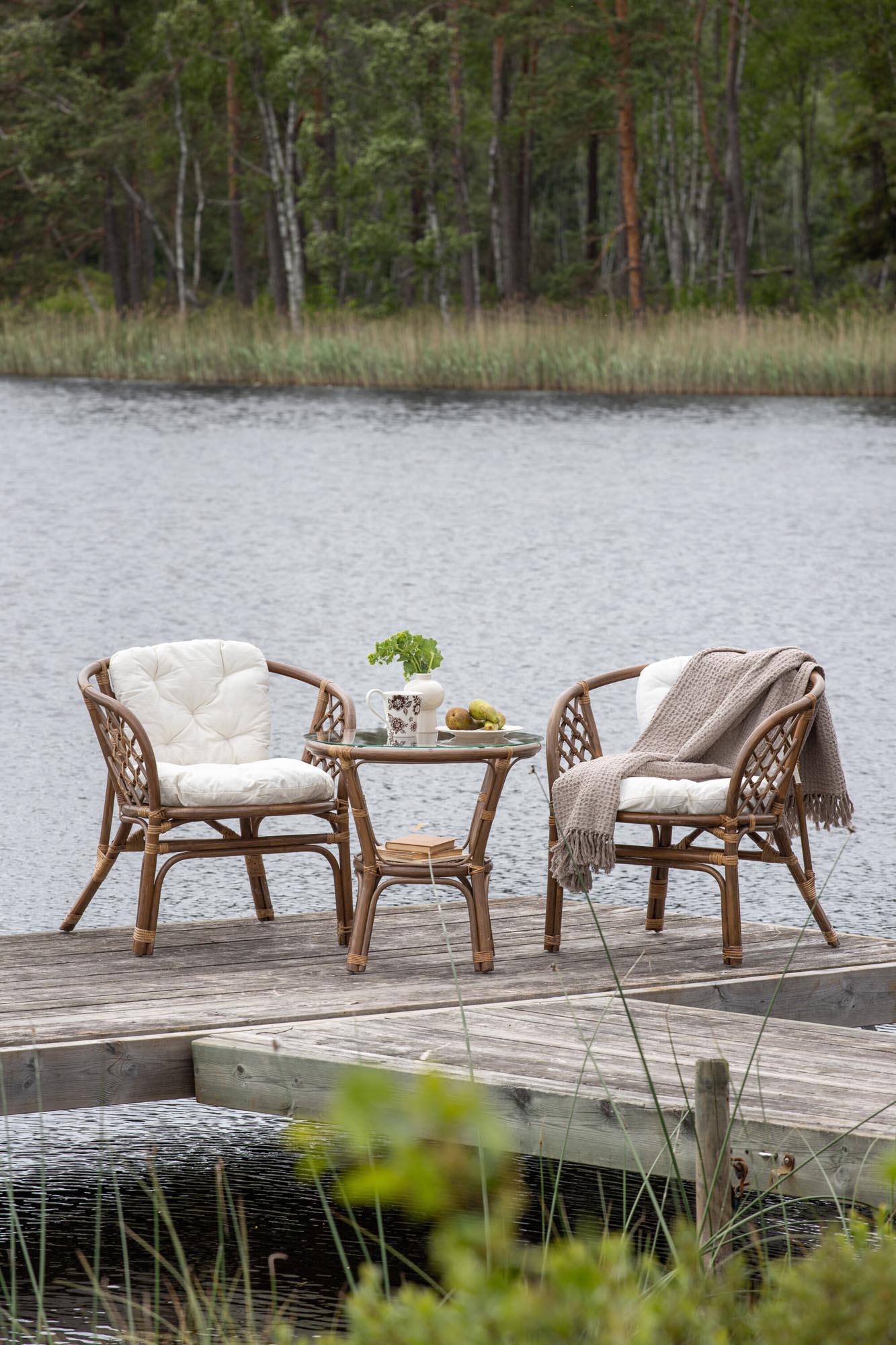 Elegantes Gartenset aus Naturmaterial, mit stilvollen Stühlen und modernem Tisch, ideal für Terrassen und Balkone.