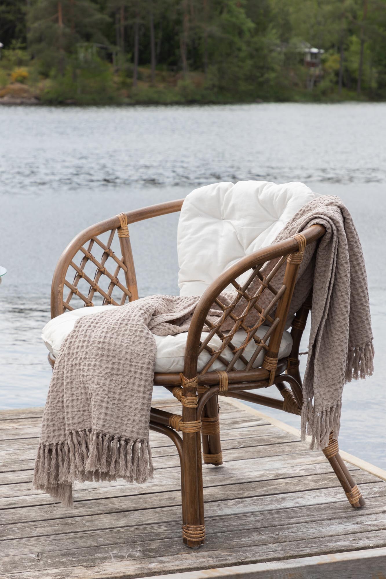 Elegantes Gartenset aus Naturmaterial, mit stilvollen Stühlen und modernem Tisch, ideal für Terrassen und Balkone.