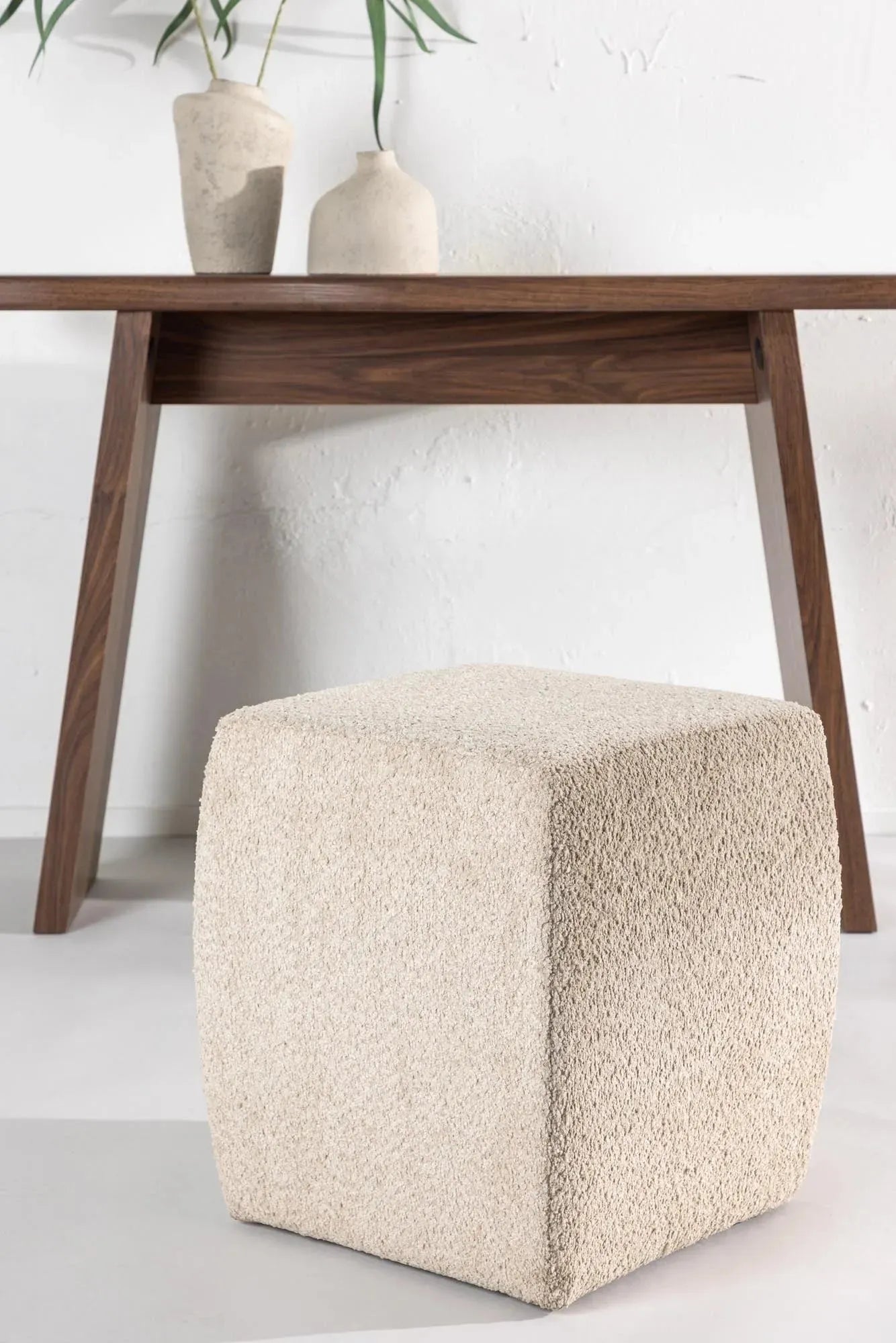 Der Neapel Pouf von Venture Home: Stilvolles, bequemes Möbelstück aus MDF und Polyester in elegantem Beigeton, ideal für jeden Raum.