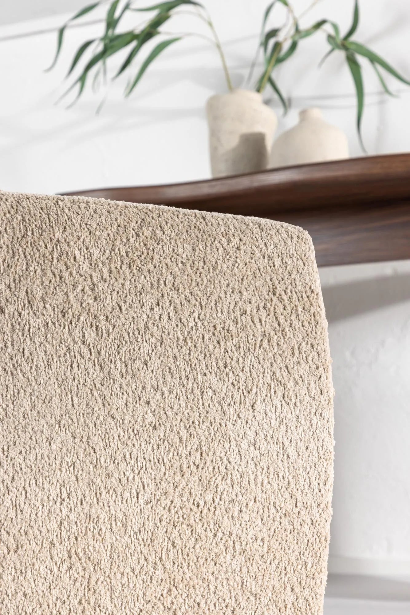 Stilvoller Neapel Pouf von Venture Home in modernem Beige-Ton.