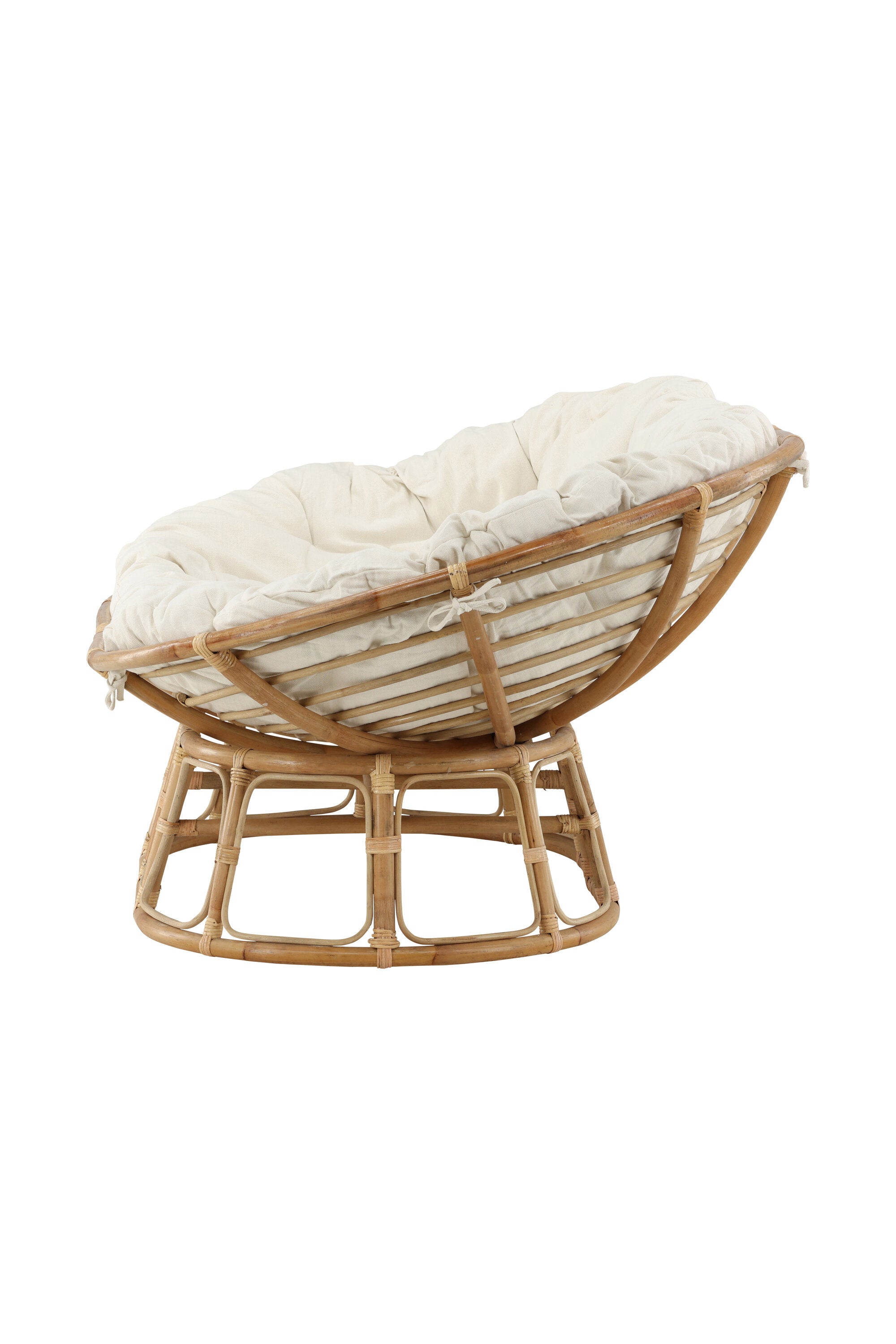 Elegante Rattan-Sonnenlounge mit weichem Kissen, ideal für stilvolle Entspannung im Garten oder auf der Terrasse.