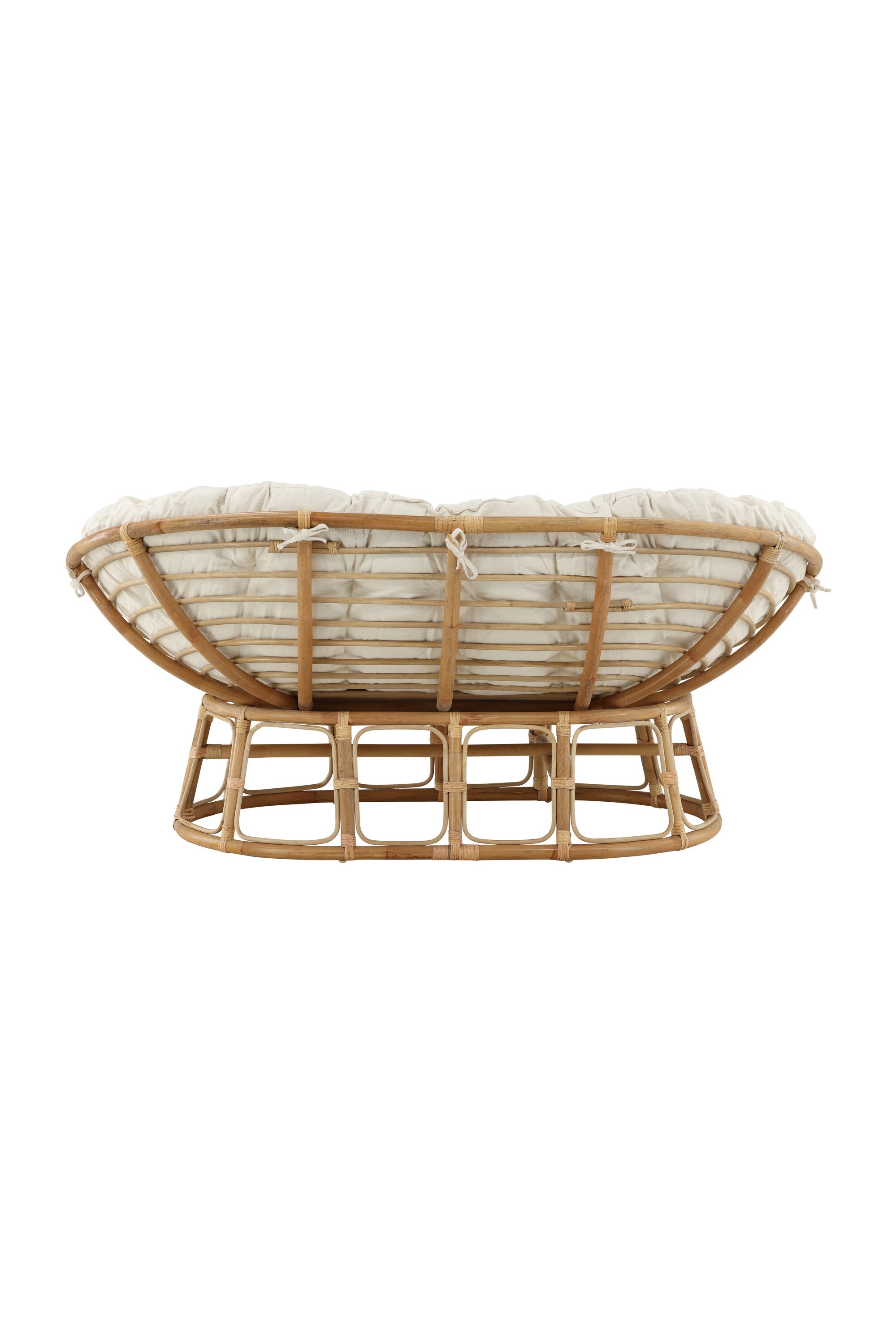 Elegante Rattan-Sonnenlounge mit weichem Kissen, ideal für stilvolle Entspannung im Garten oder auf der Terrasse.