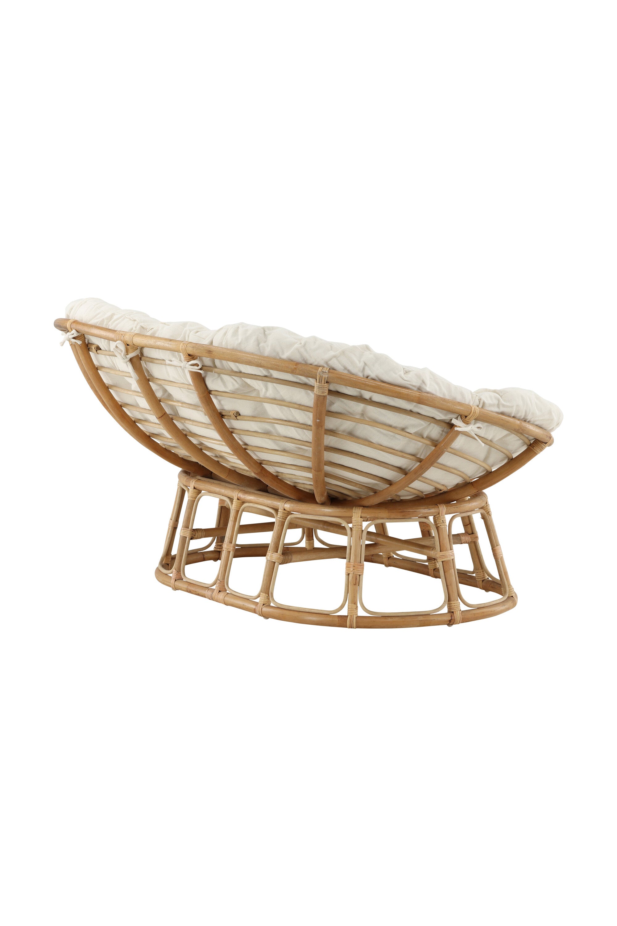 Elegante Rattan-Sonnenlounge mit weichem Kissen, ideal für stilvolle Entspannung im Garten oder auf der Terrasse.