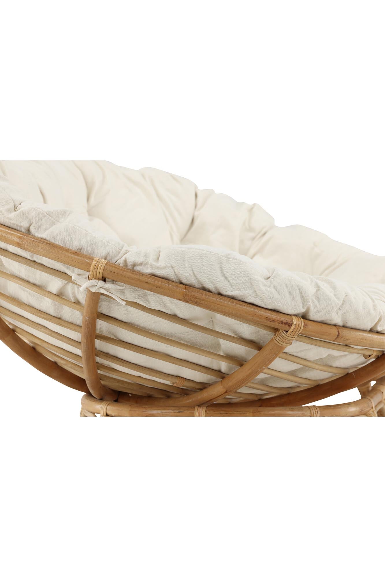 Elegante Rattan-Sonnenlounge mit weichem Kissen, ideal für stilvolle Entspannung im Garten oder auf der Terrasse.