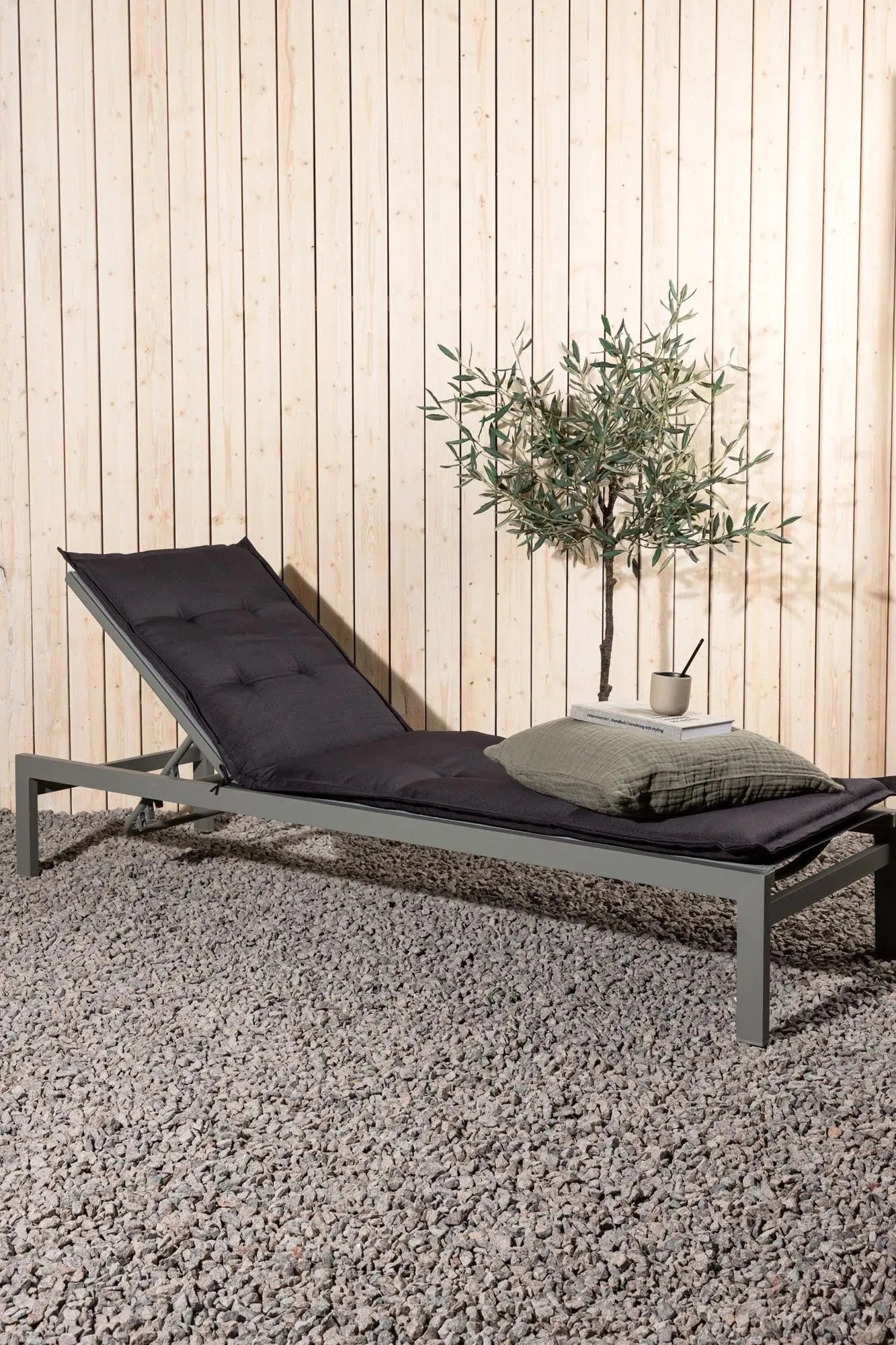 Kissen für Sonnenliege in Dunkelgrau präsentiert im Onlineshop von KAQTU Design AG. Outdoor-Accessoire ist von Venture Home