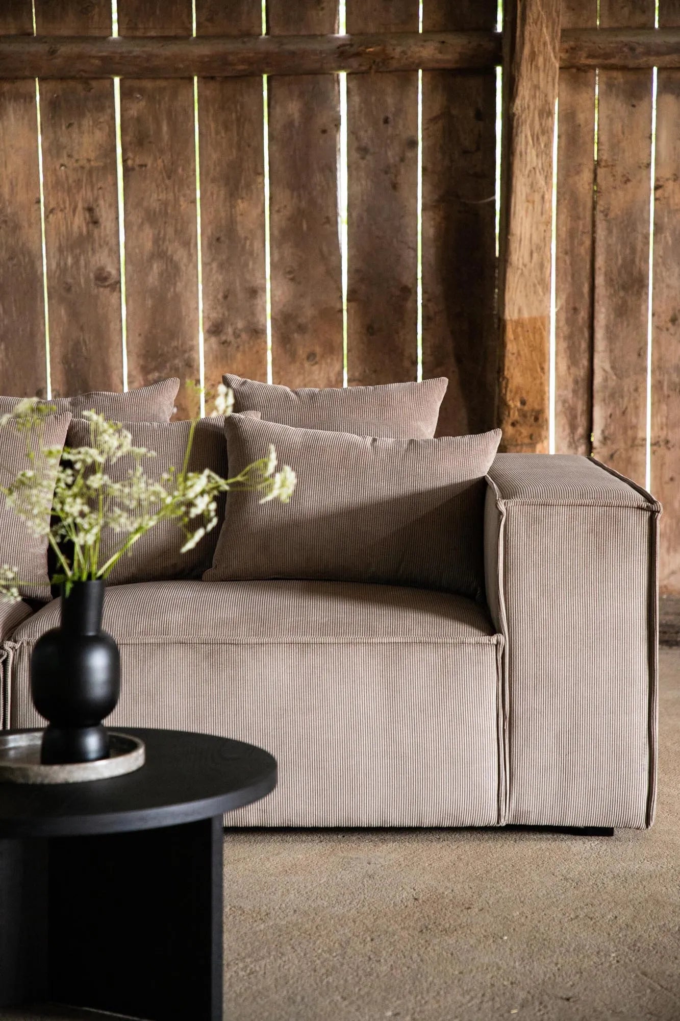 Gillholmen Sofa von Vind: Eleganz trifft auf ultimativen Komfort.