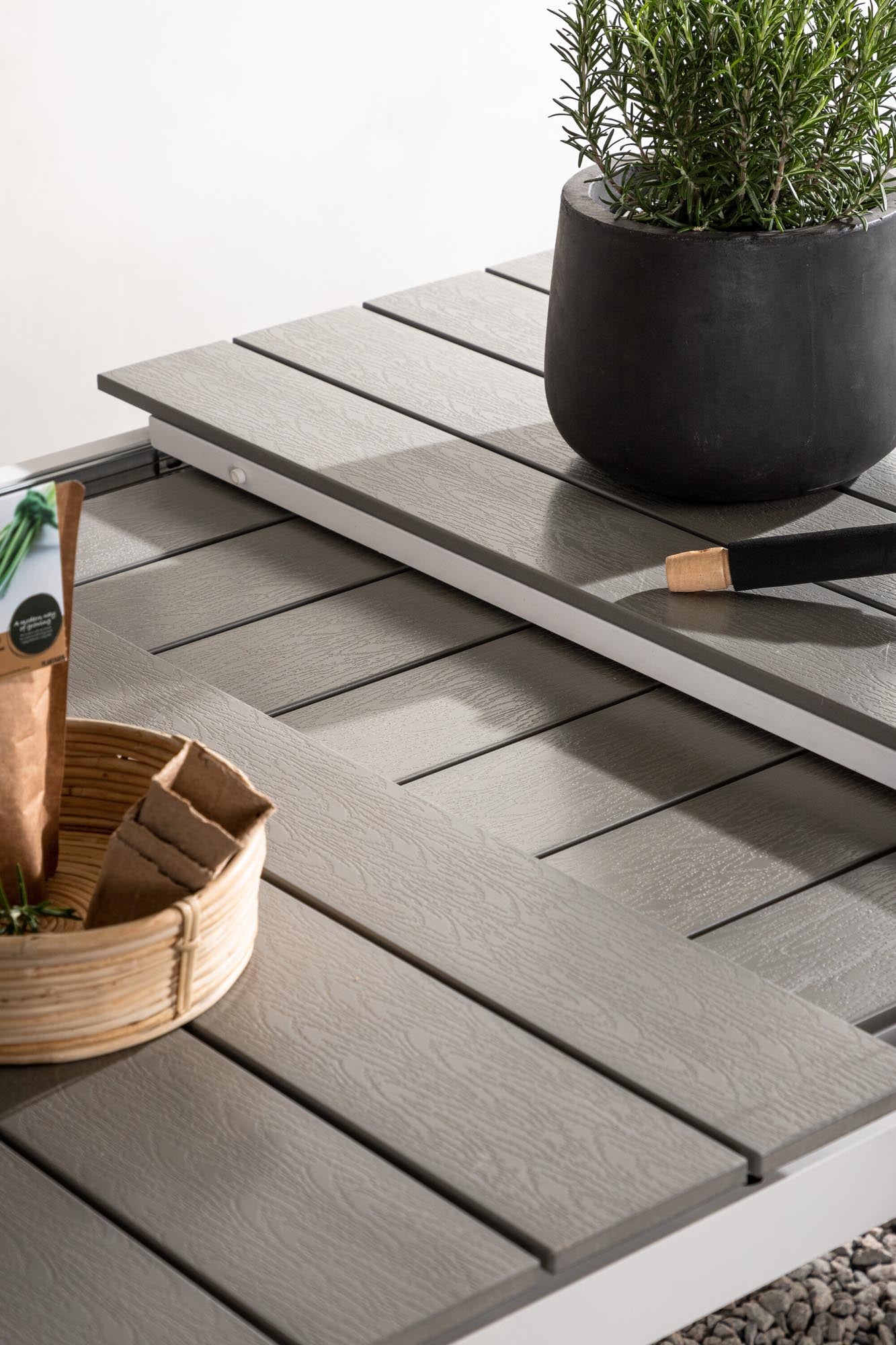 Levels Gartentisch ausziehbar in Weiss präsentiert im Onlineshop von KAQTU Design AG. Gartentisch ist von Venture Home