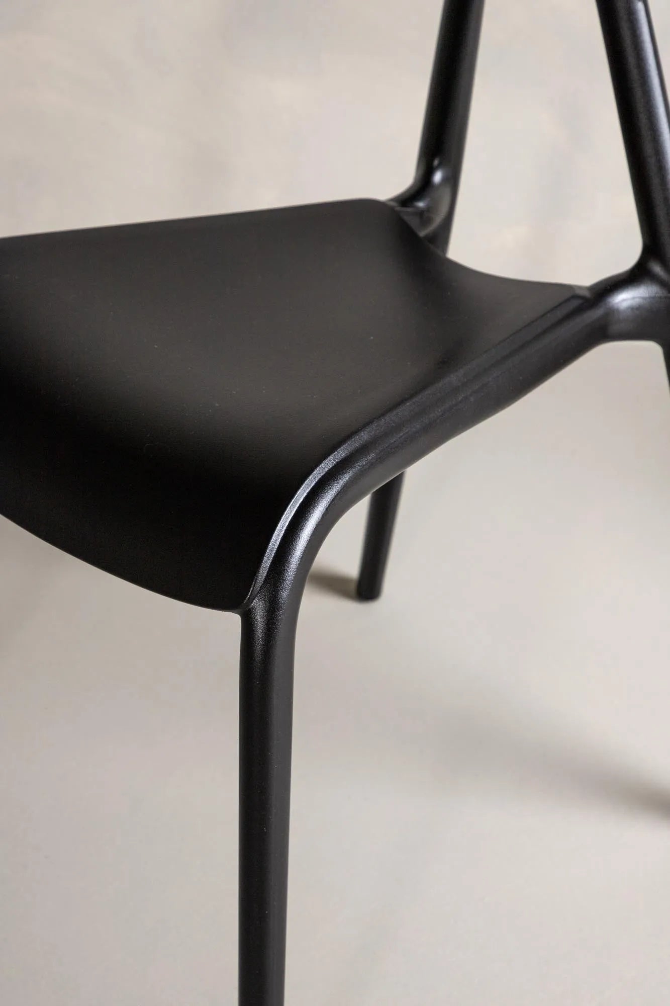 Der Ursholmen Stuhl von Venture Home: skandinavisches Design, langlebiger Kunststoff, ergonomisch, vielseitig, stilvoll in Schwarz.