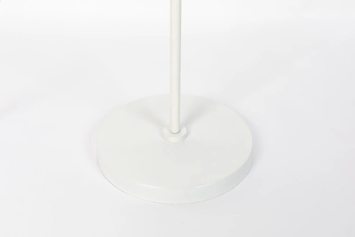 Die Stehlampe Käfig von White Label Living vereint modernes Design mit Funktionalität und schafft eine stilvolle Atmosphäre.